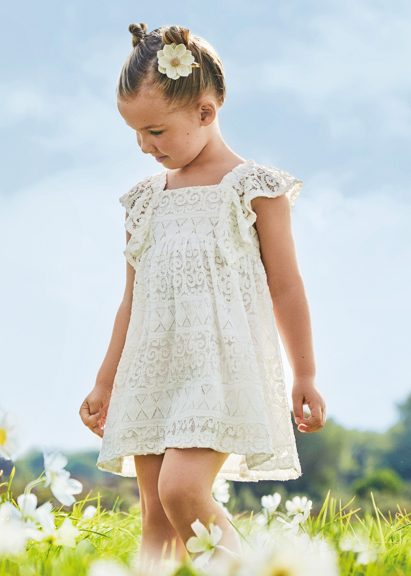 Vestido nude de crochê para meninas