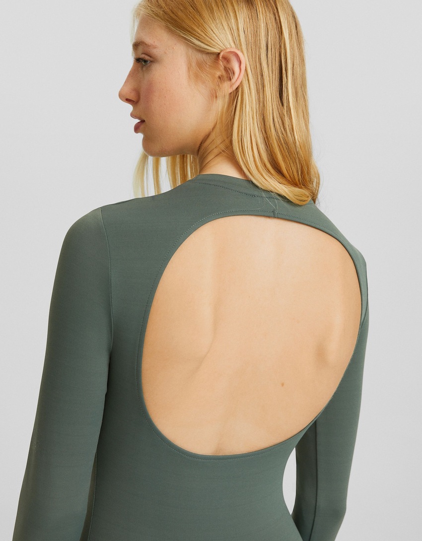 Vestido longo com costas abertas e mangas compridas.