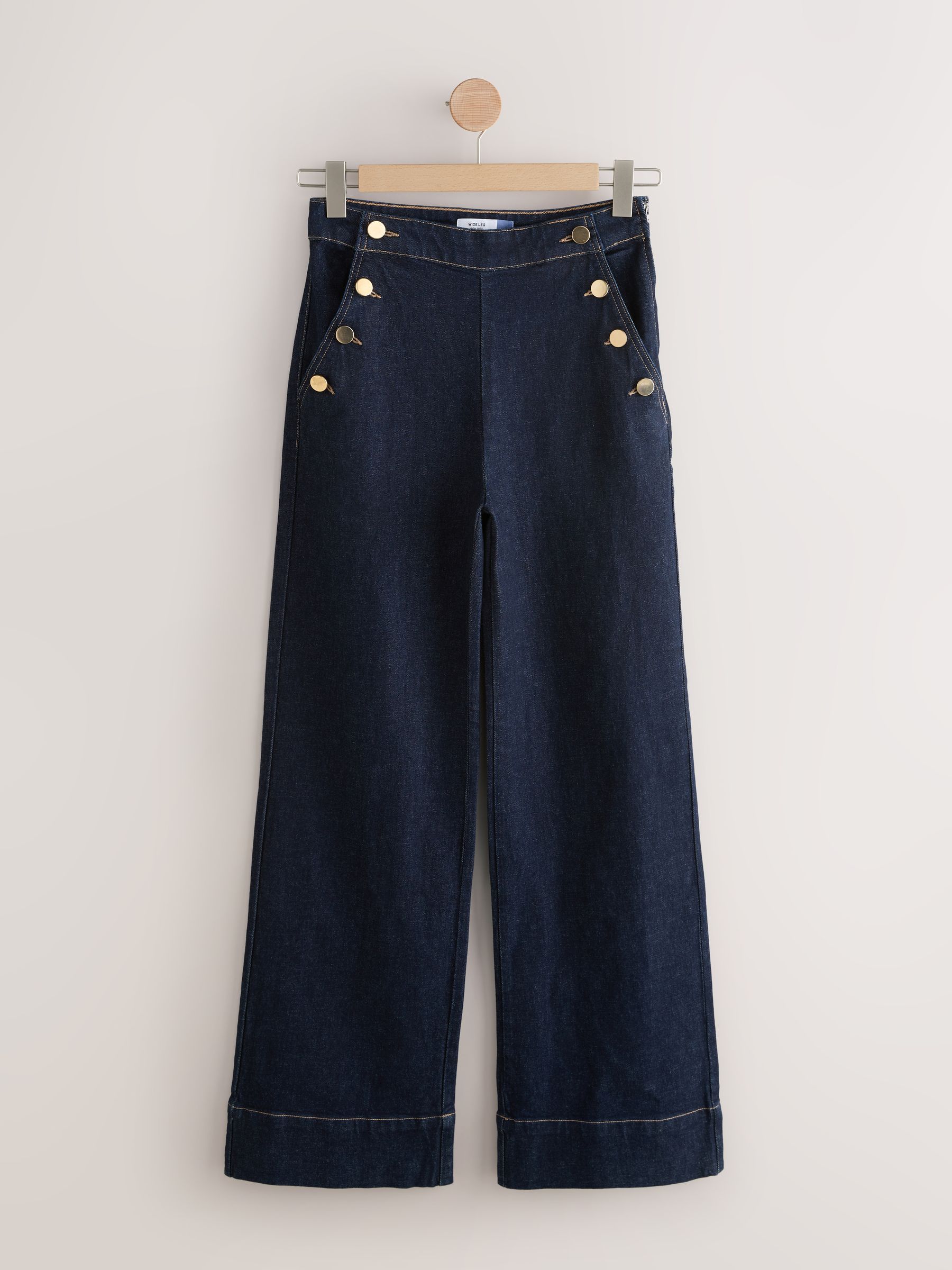 Denim-wassing - Jeans met wijde pijpen en gouden knopen aan de voorkant