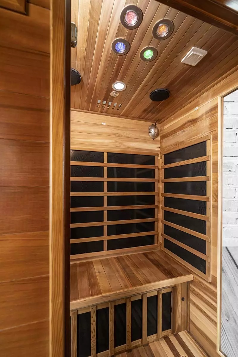 PureHaven Infrarotkabine 120x105x190 cm aus rotem Zeder-Holz Bluetooth-Soundsystem Timer Lichttherapie in 4 Farben digitale Steuerung