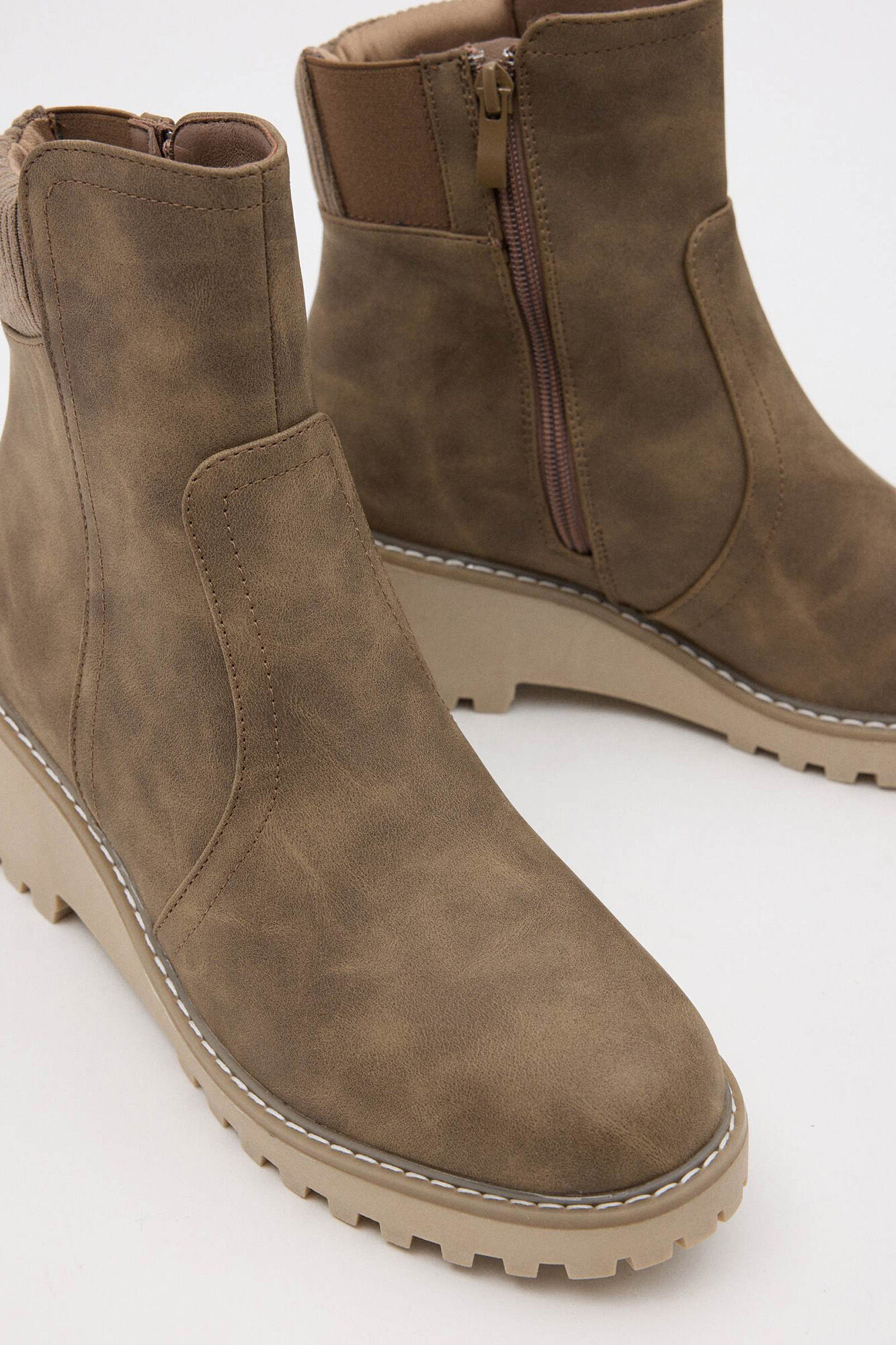 Bota de montanhismo com gola de veludo cotelê