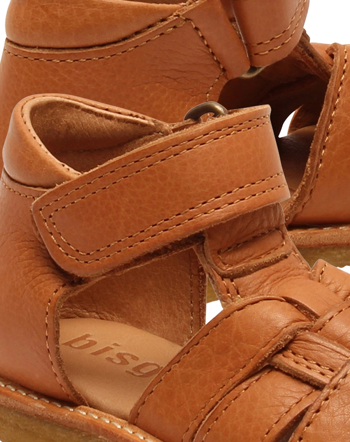 Sandalen AMI mit Zehenschutz in brandy