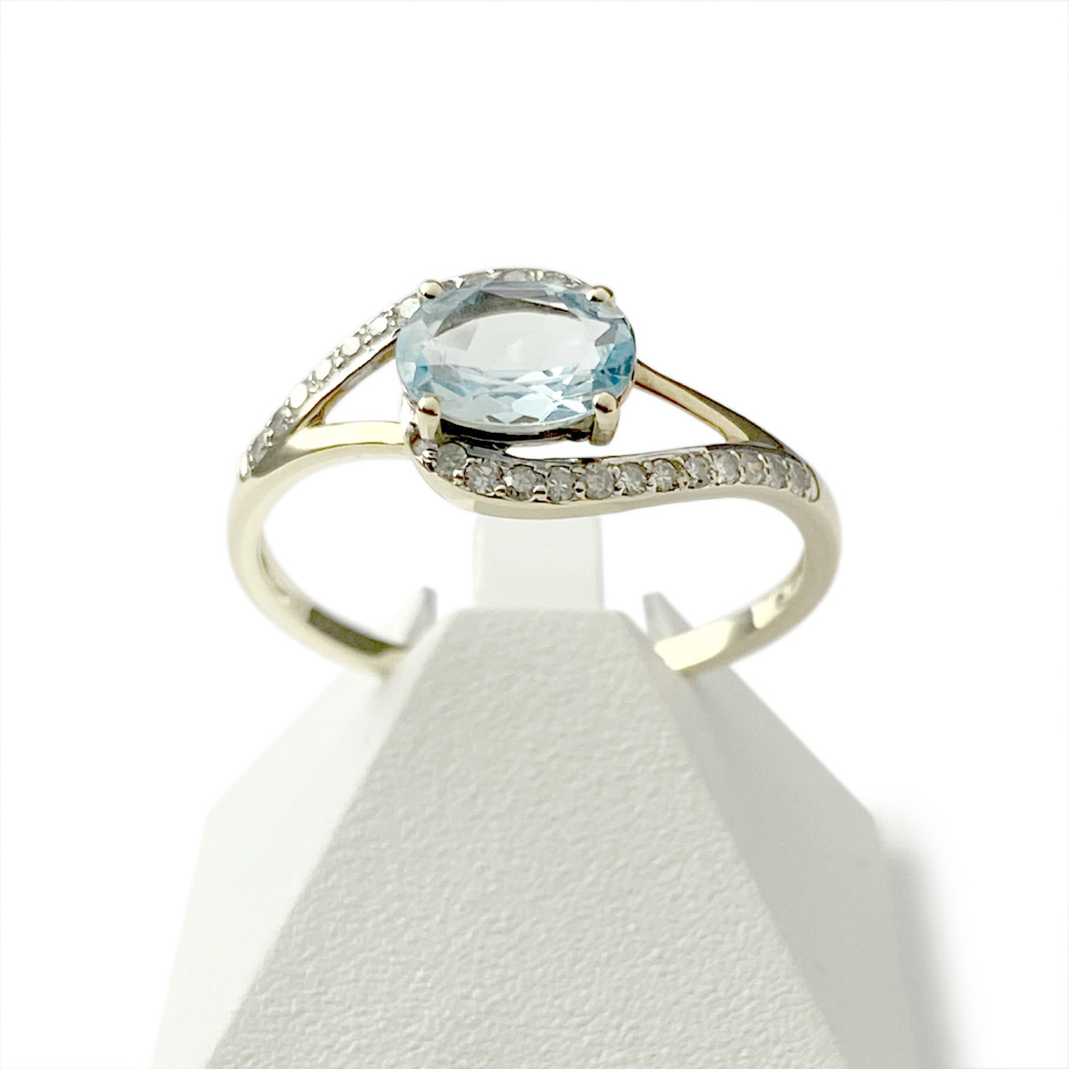 Bague d'occasion or 375 jaune topaze bleue traitée ovale et diamants