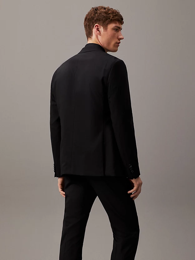 Blazer de abotoamento simples em lã elástica com modelagem slim.