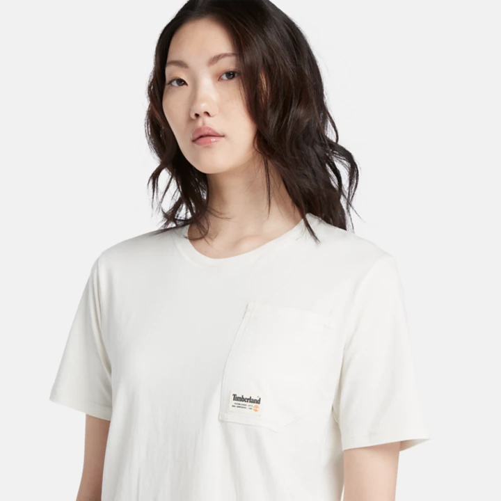 Camiseta feminina branca com bolso inclinado