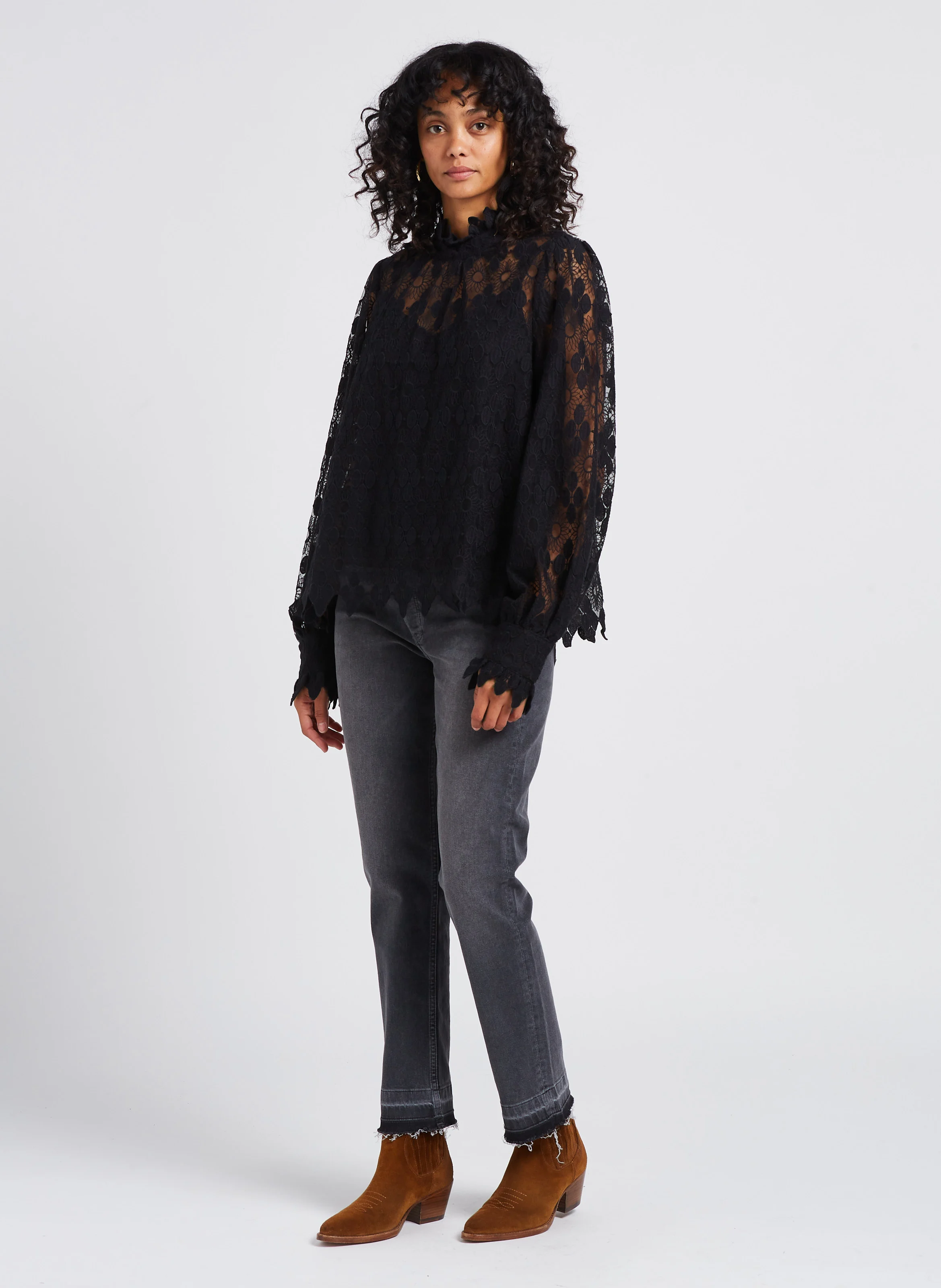 SANDRINE - Blouse col montant à broderie ajourée | Noir