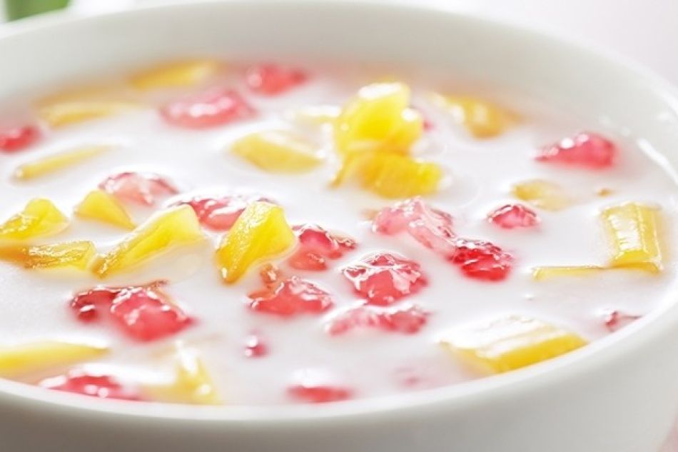 Kokosmelk met sago en vruchten
