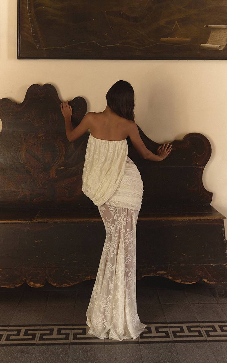 Crème Robe Maxi Bustier En Dentelle À Drapé Asymétrique Avec Godets Et Ourlet Sirène Plt Label