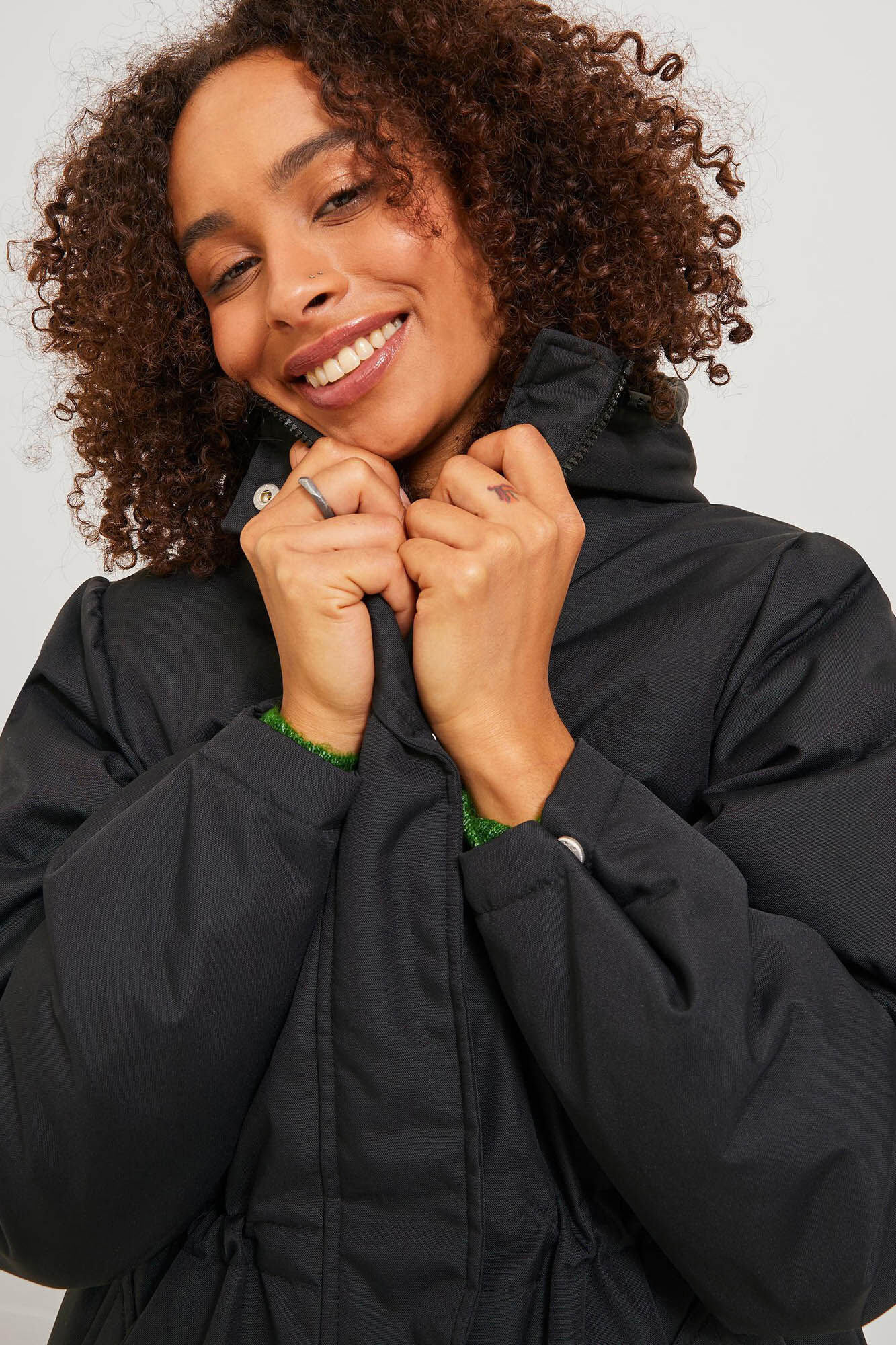 Parka feminina com capuz e cintura ajustável.