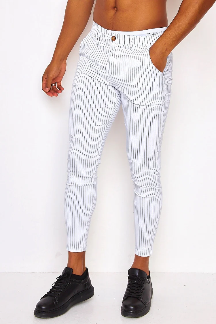 Pantalon chino blanc à rayures noires