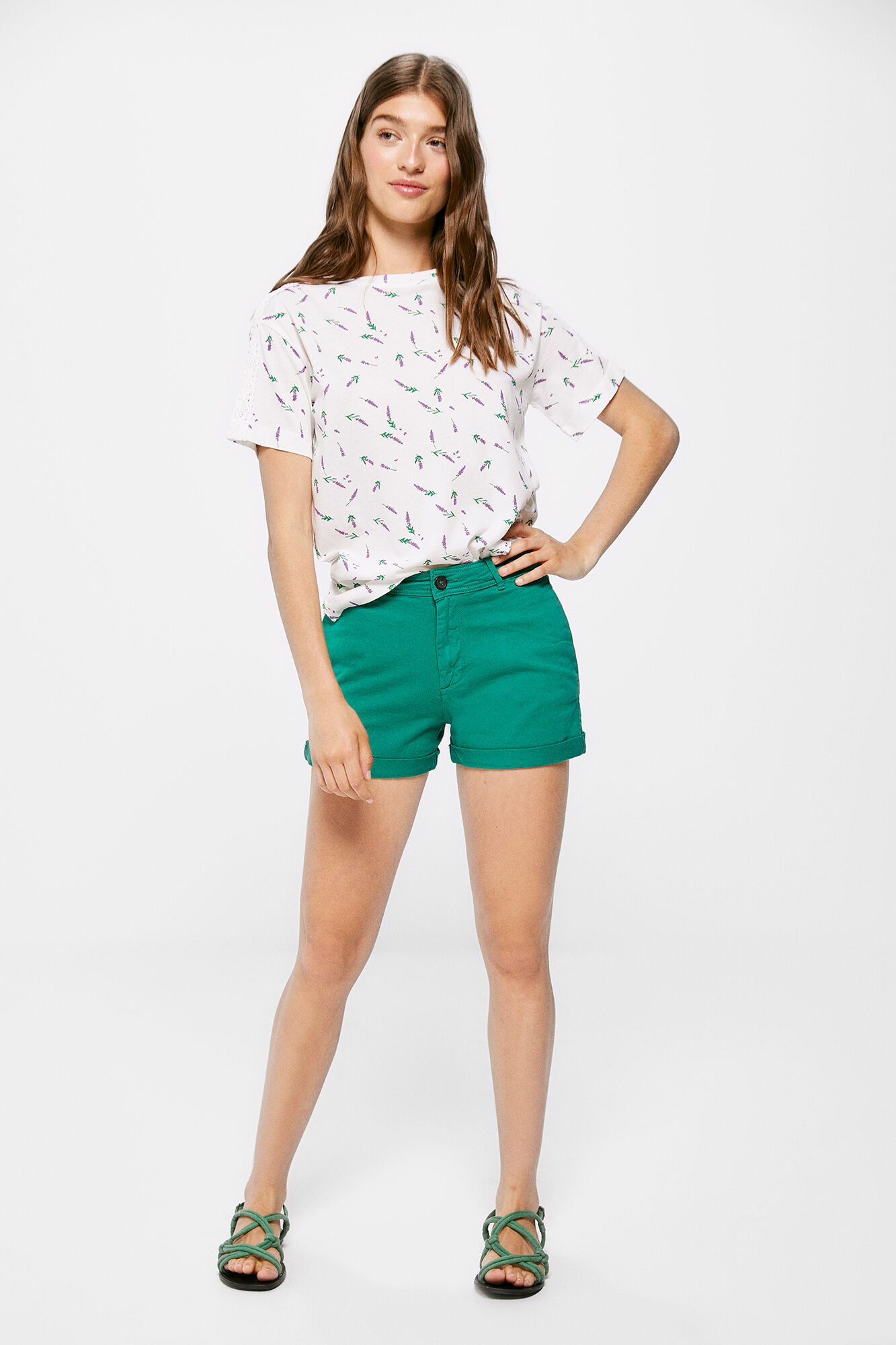 Camiseta CROC™et com estampa de ombro