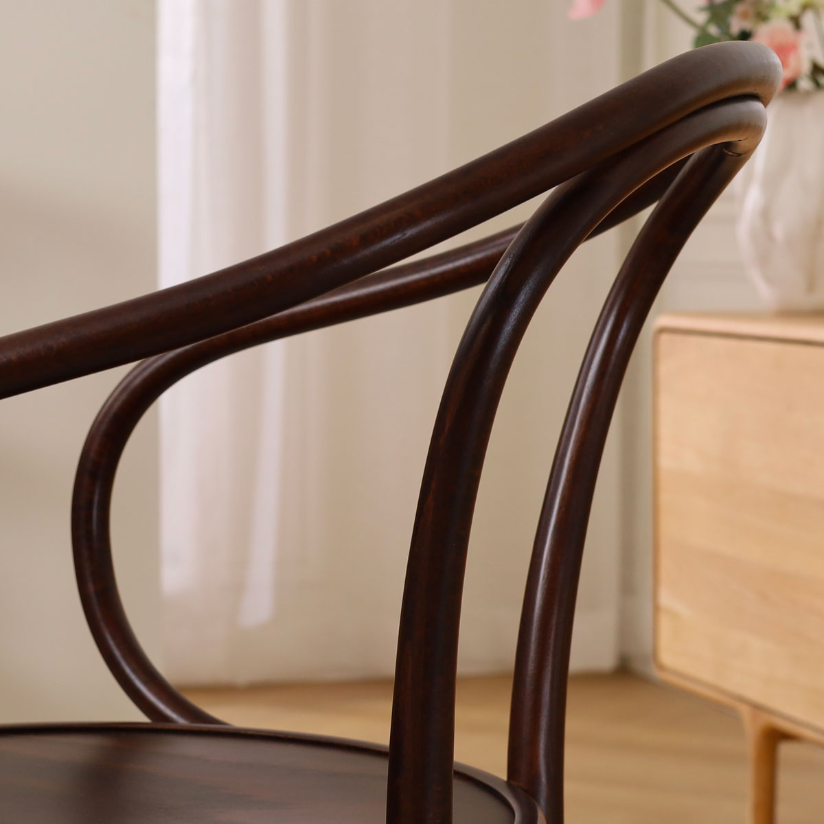 Houten eetkamerstoel met armleuningen Venice No. 9 - walnoot