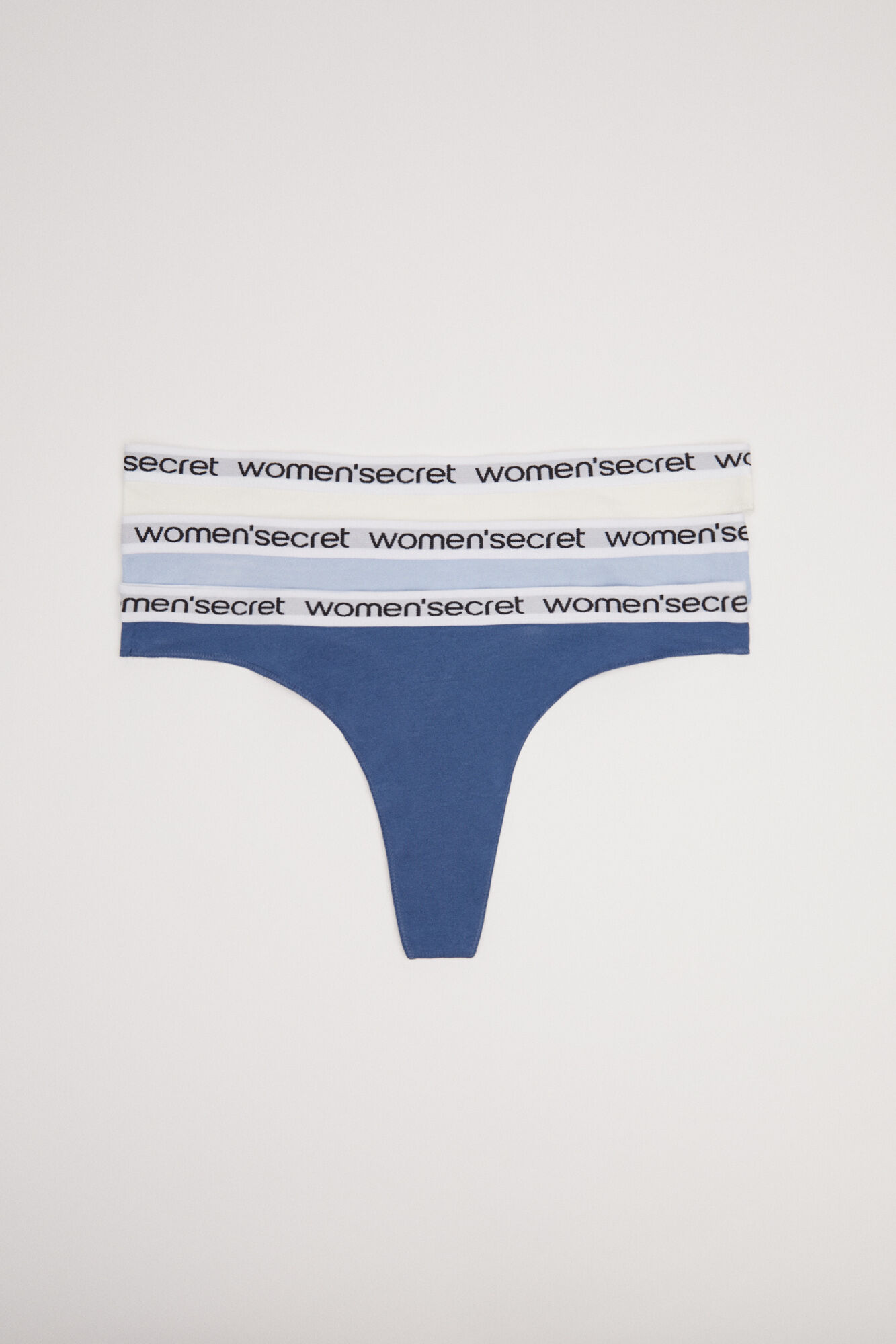 Pacote com 3 tangas de algodão com logotipo azul.