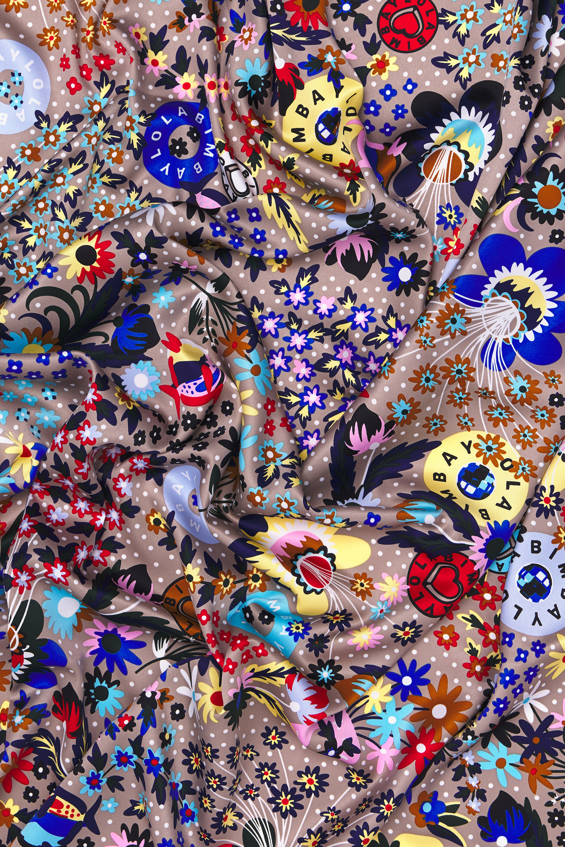 Lenço bege com estampa floral e logo
