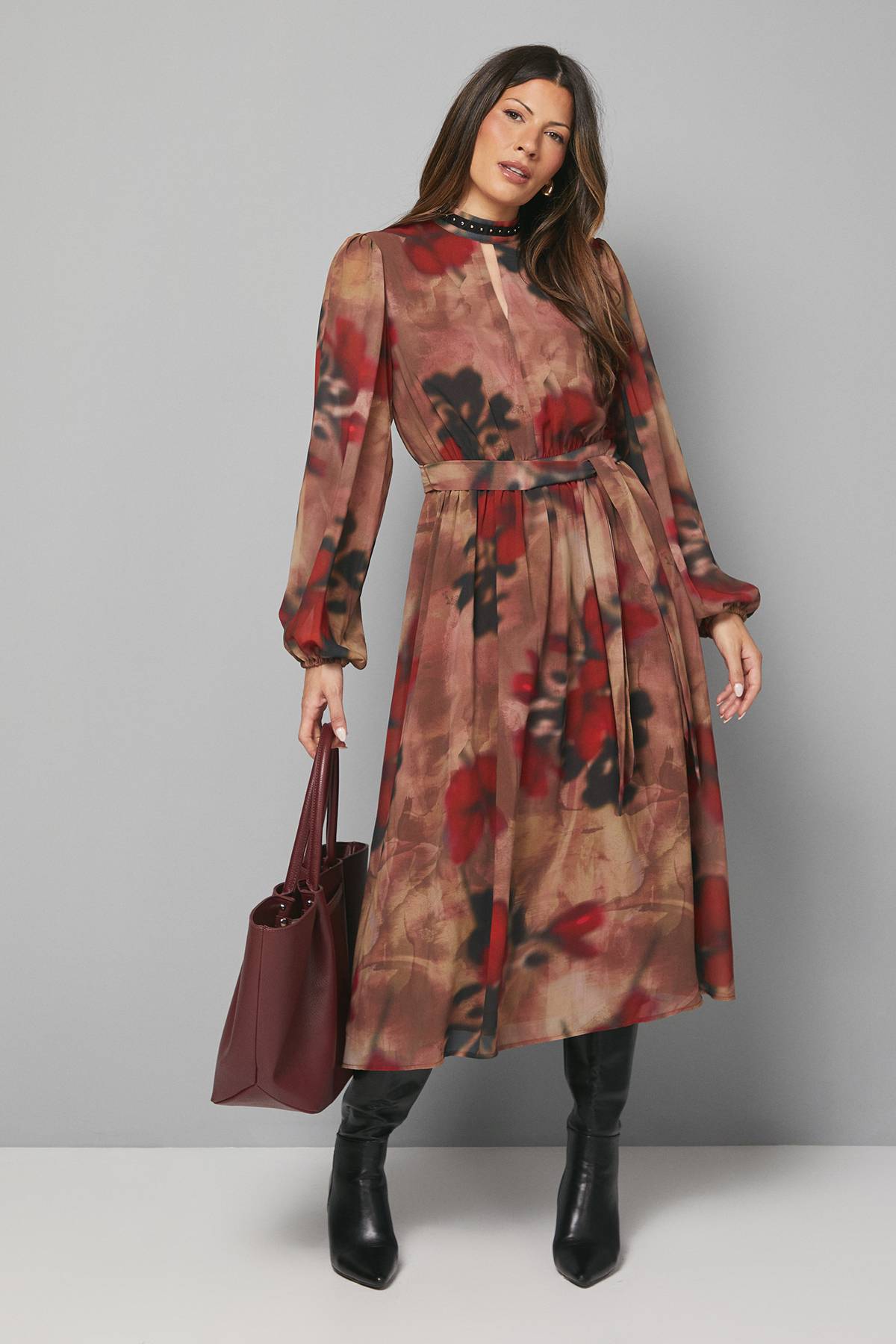Wallis Robe Midi Noire à Motifs Floraux avec Clous Décoratifs