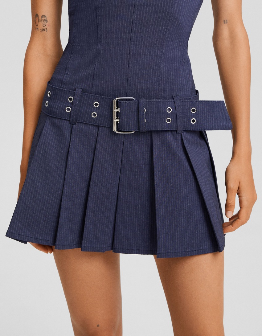 Vestido curto listrado com pregas e fivelas.