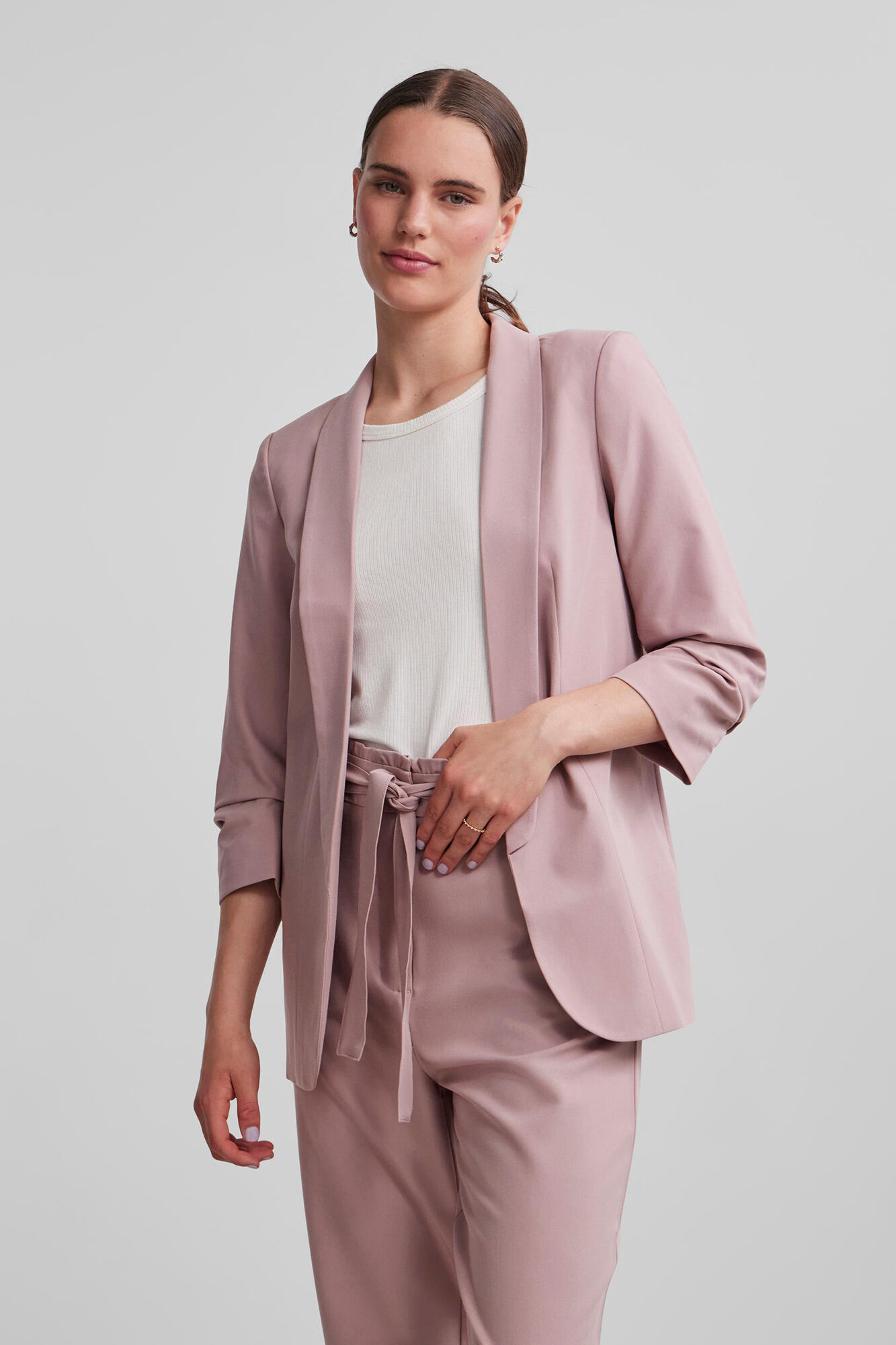 Blazer de manga 3/4 com detalhe de lapela e mangas franzidas. Sem botões.