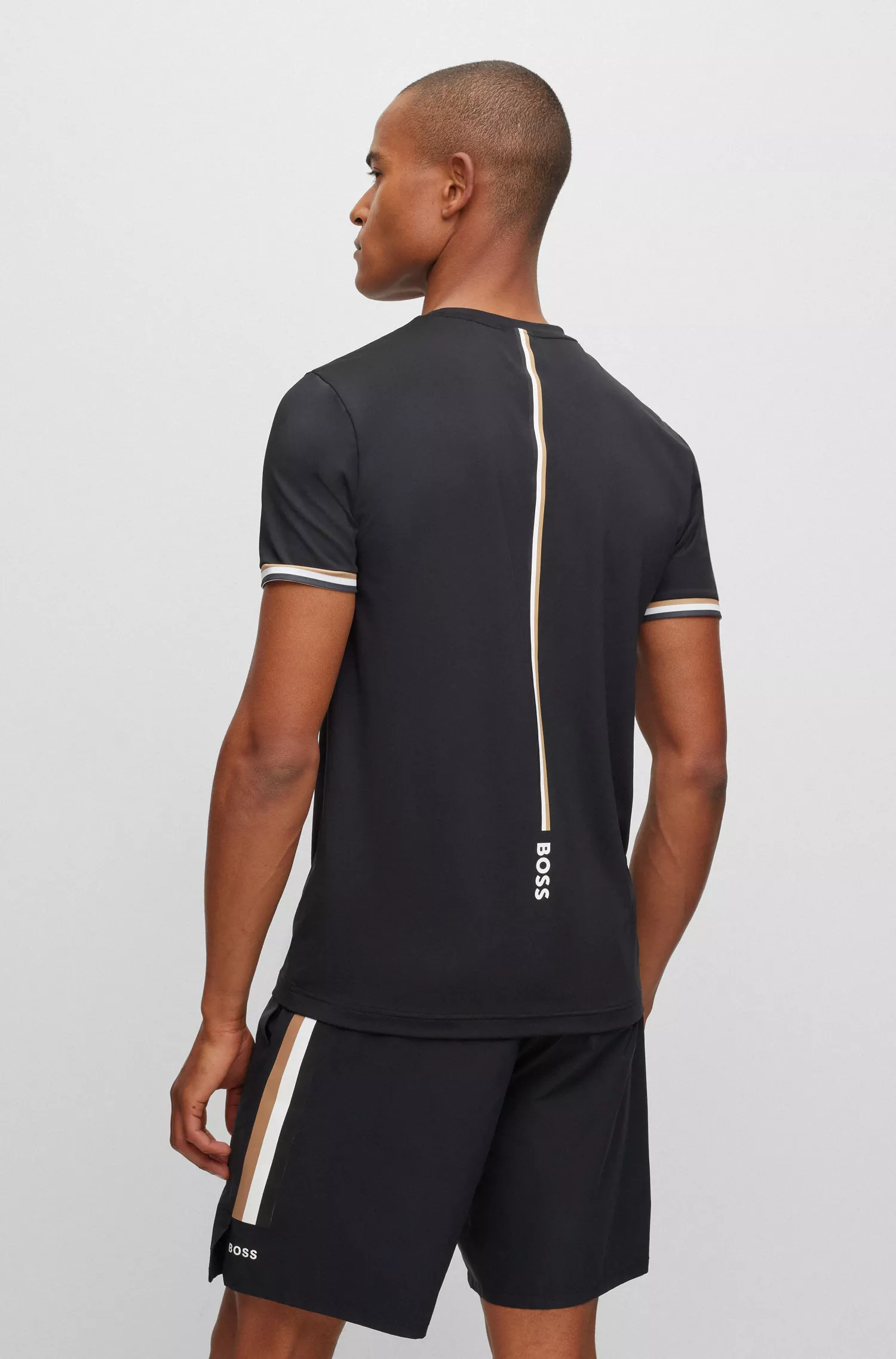 Camiseta BOSS Green - BOSS x Matteo Berrettini com gola redonda e listras características.