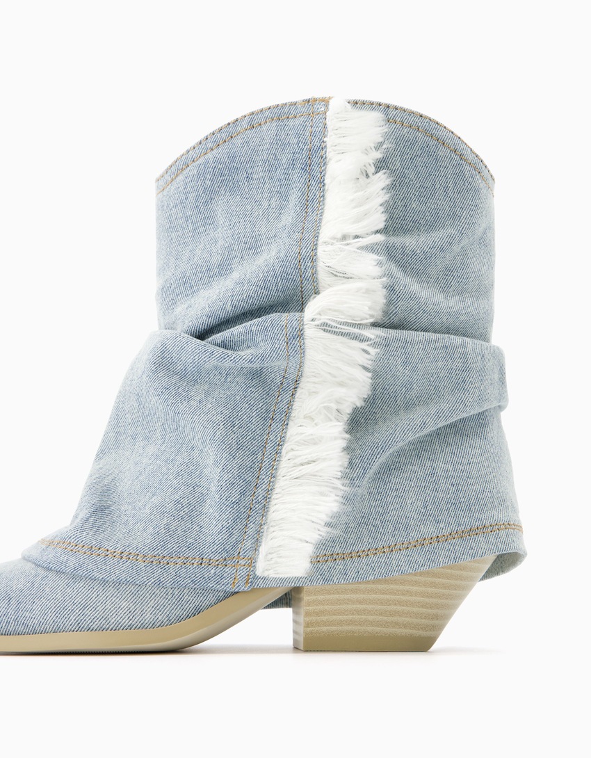 Botas de cano curto estilo cowboy com franjas