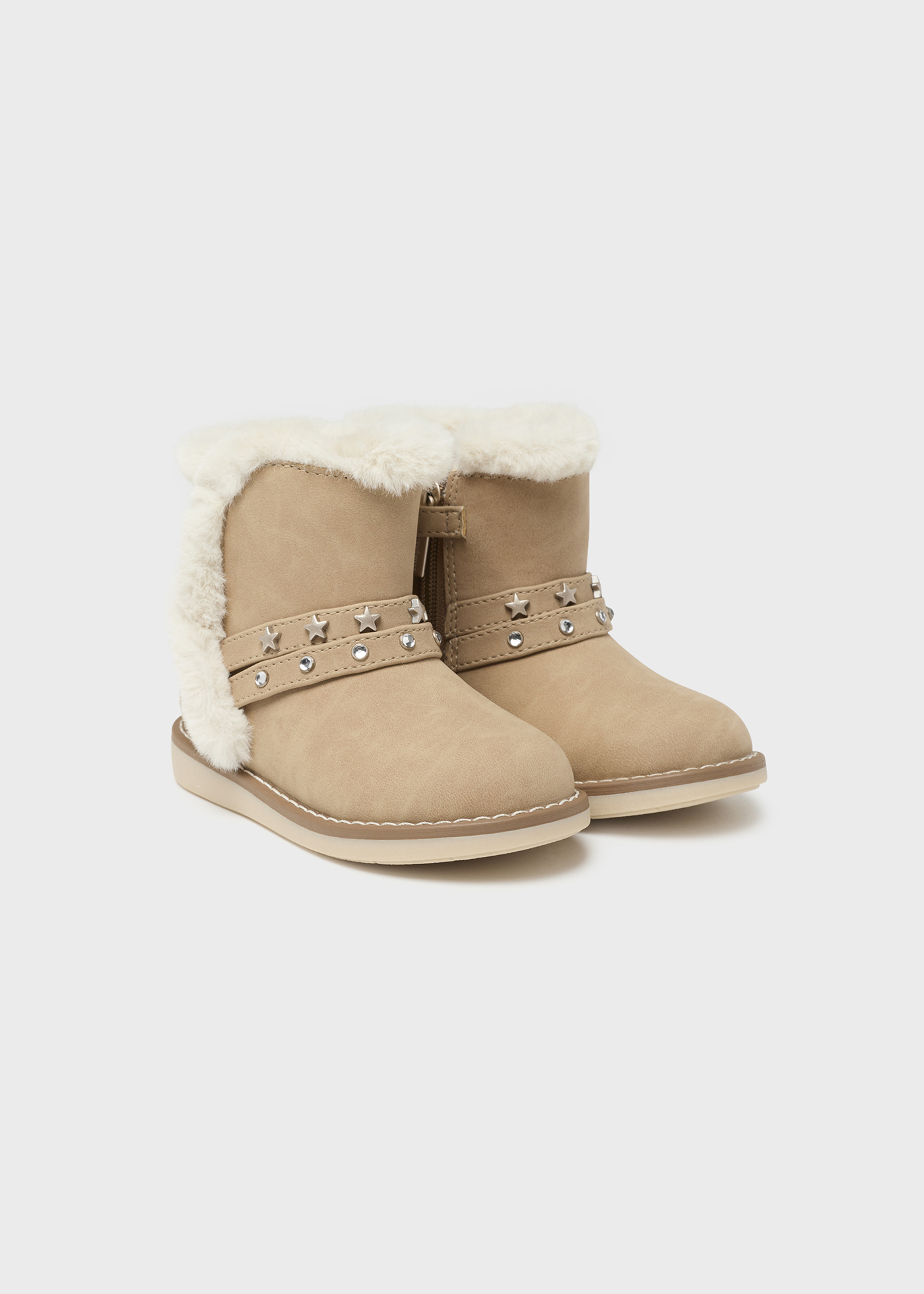 Bota infantil forrada com tachas