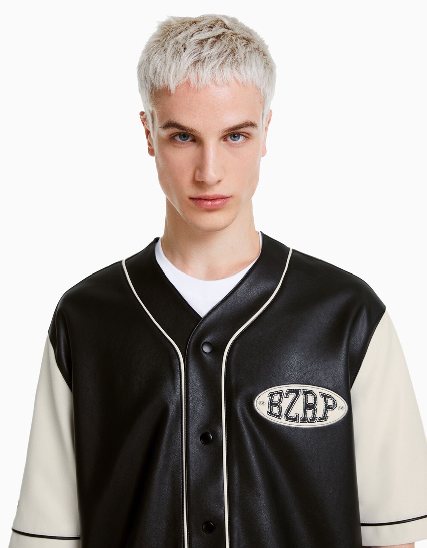 Camisa de manga curta BERSHKA ft. BIZARRAP em couro sintético