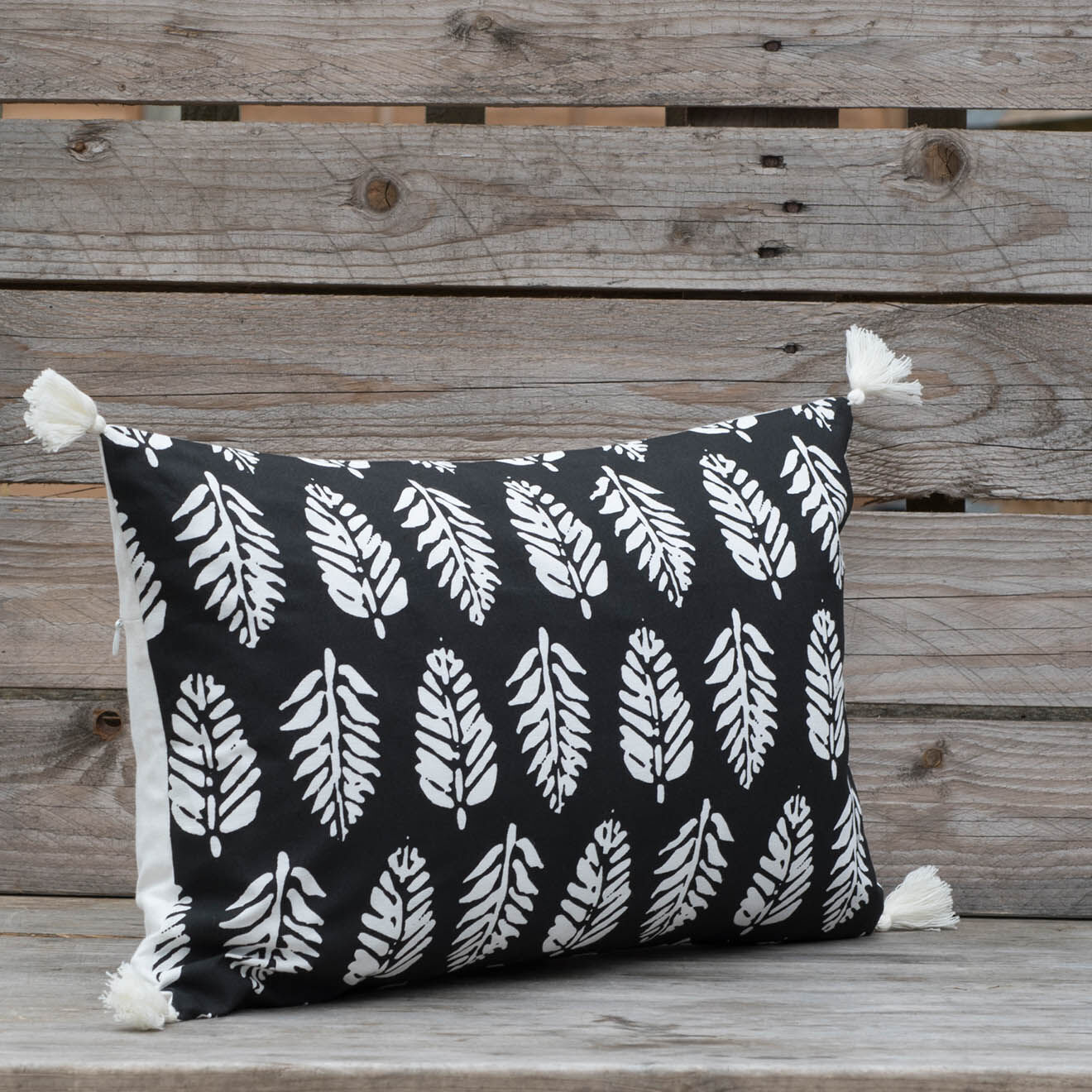 Febronie Housse de coussin Yaoundé Pompon noire - 50x30 cm
