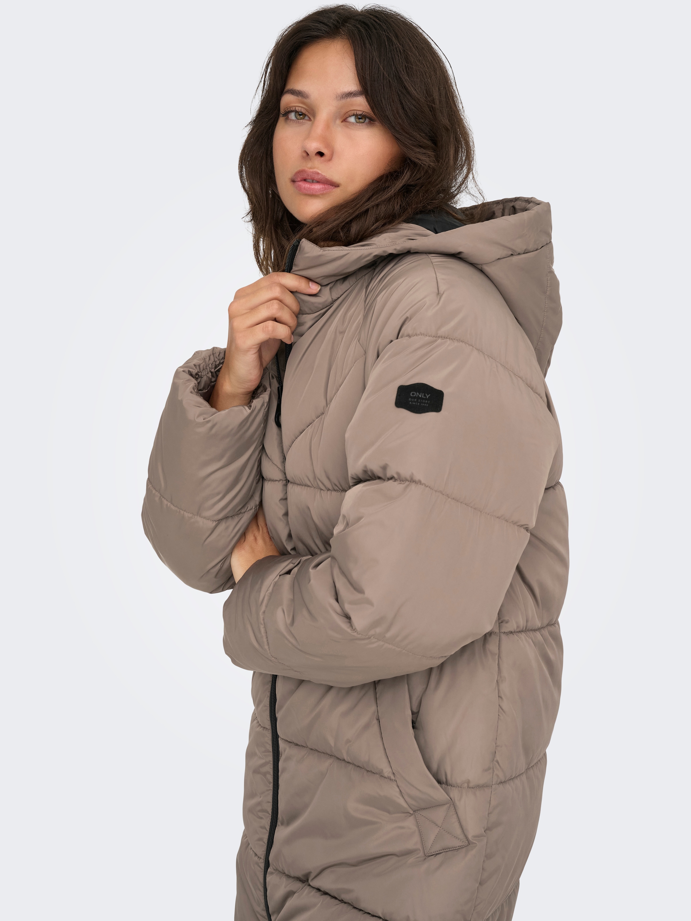 ONLY Steppmantel »ONLAMAND – Langer Puffercoat mit 2-Wege-Reissverschluss«, lässig geschnitten, modisch, Steppware, Materialmix, hochschliessend