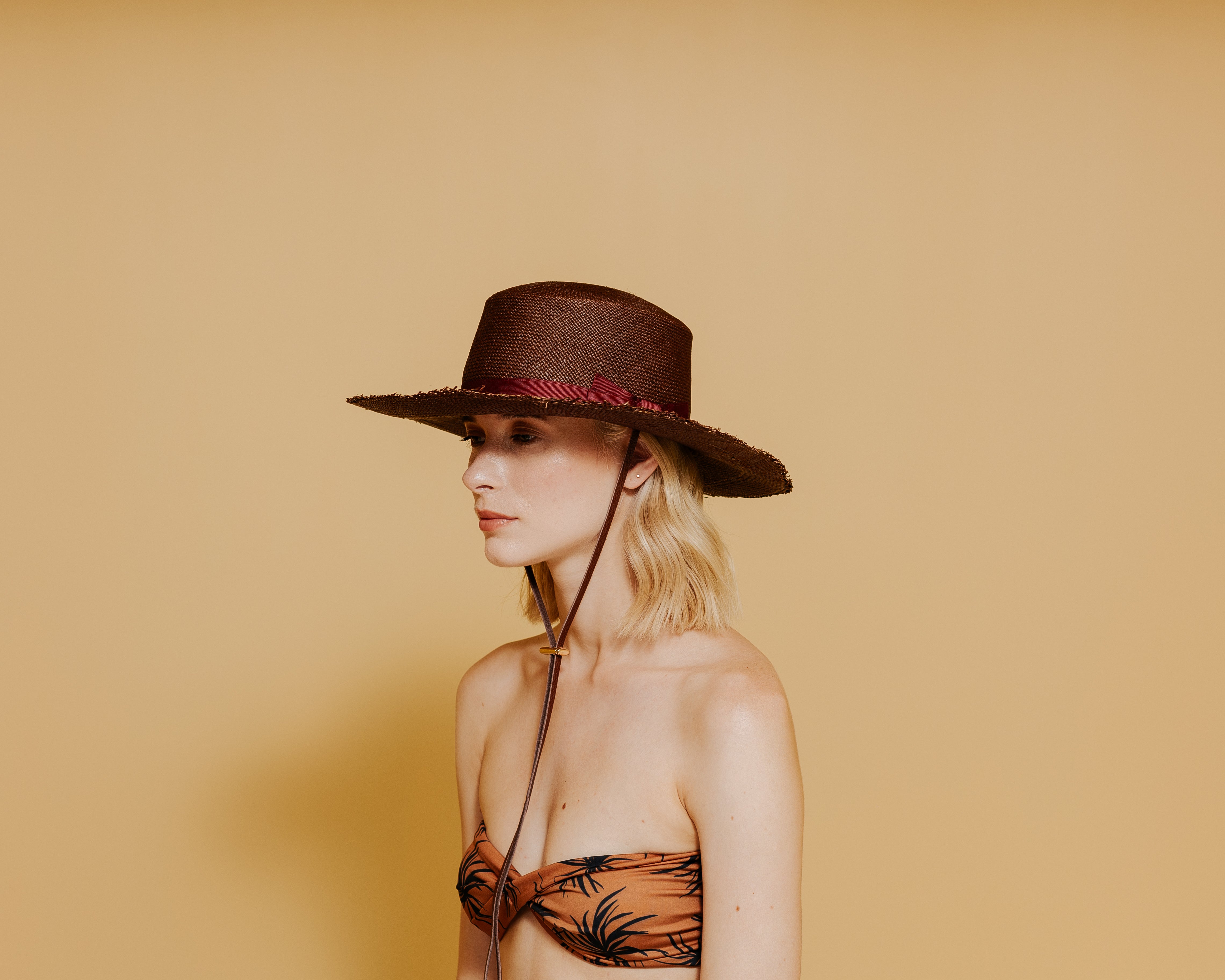 Chapeau en cordovan à long bord avec bandoulière en cuir réglable