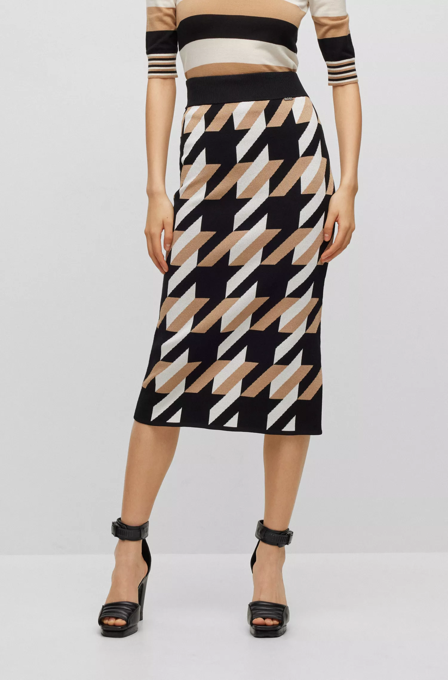 Saia lápis BOSS preta em malha jacquard com detalhe do logotipo.