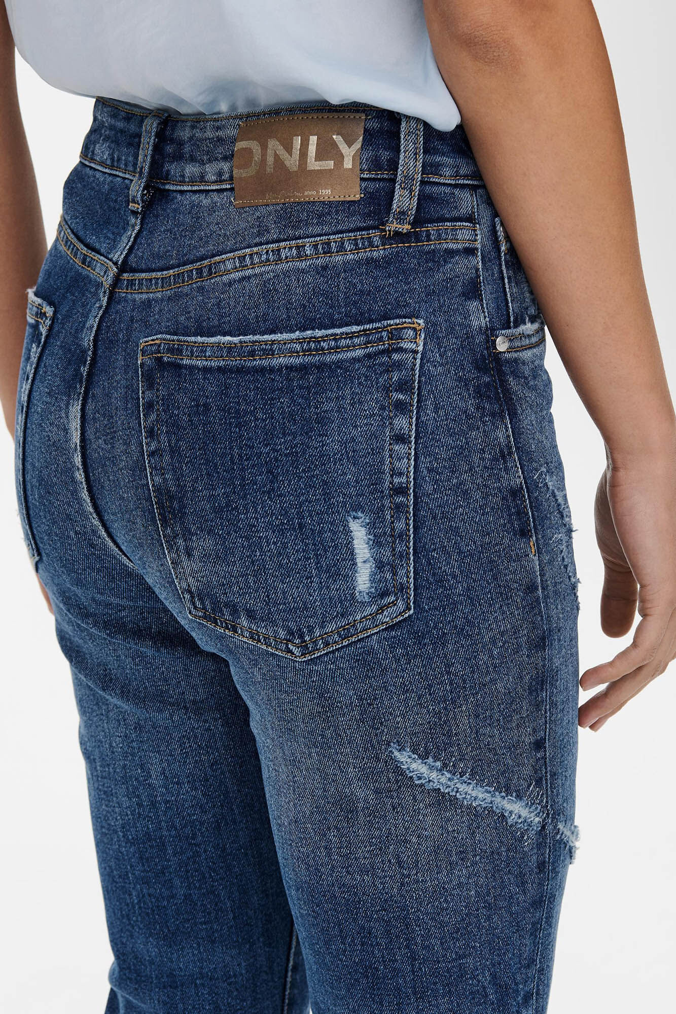 Calça jeans reta com dobra
