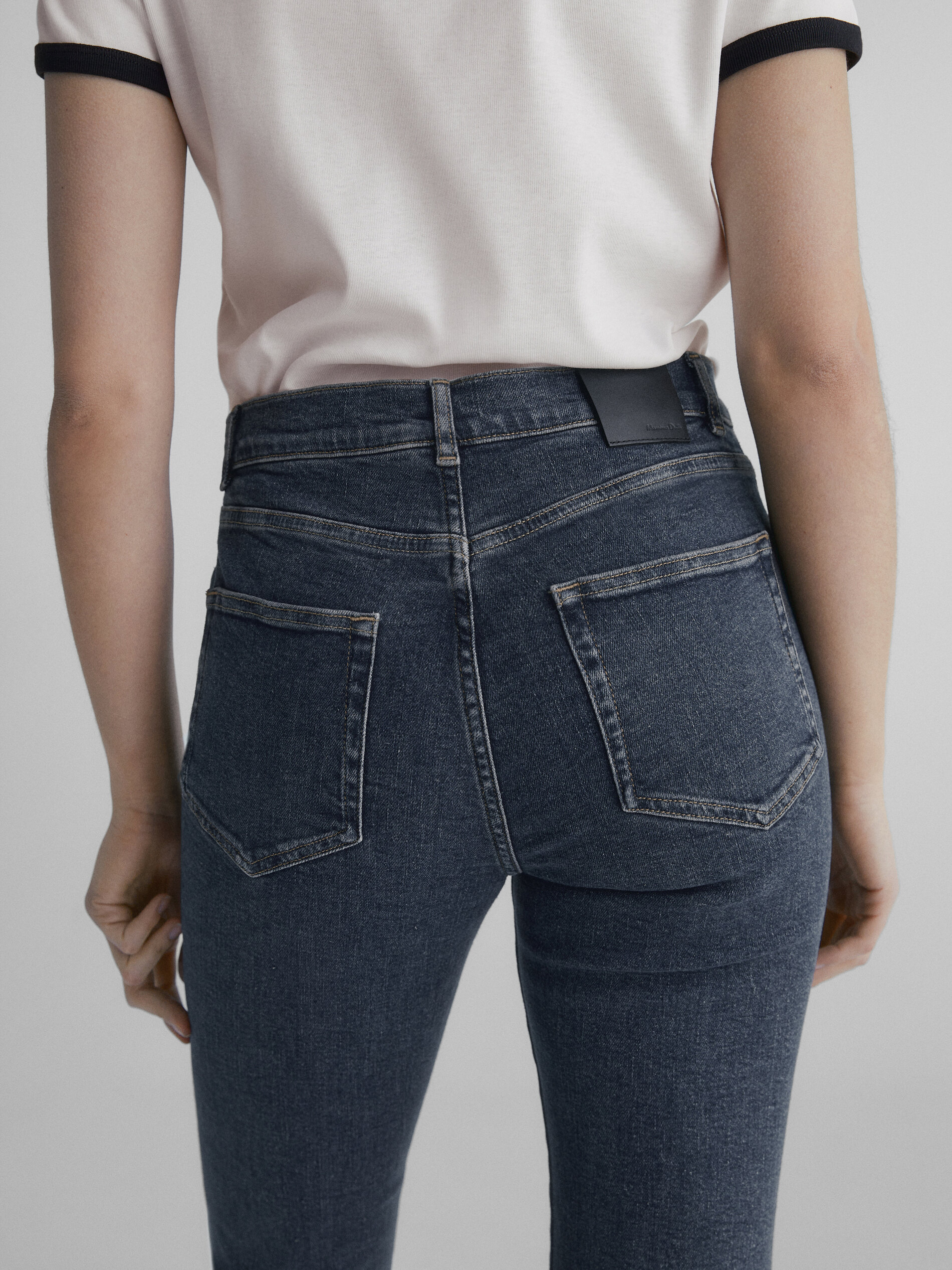 Calça jeans reta de cintura alta com elastano - AZUL MÉDIO