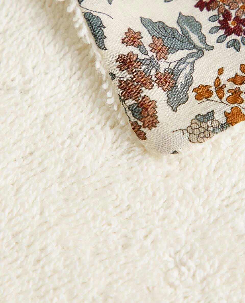 BABADOR INFANTIL EM TECIDO COM ESTAMPA FLORAL