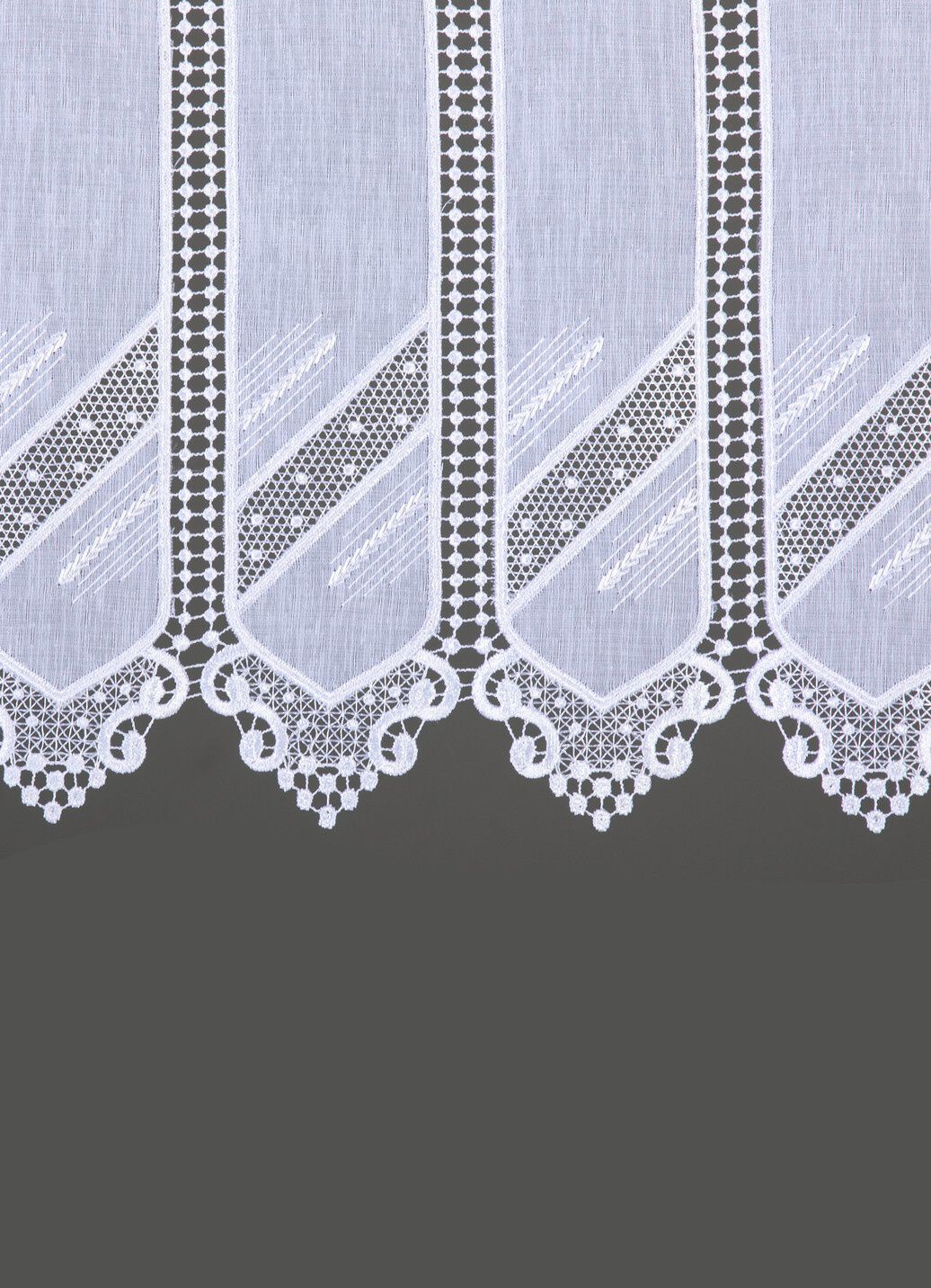 Kleinfenster-Store mit Macramé-Abschluss