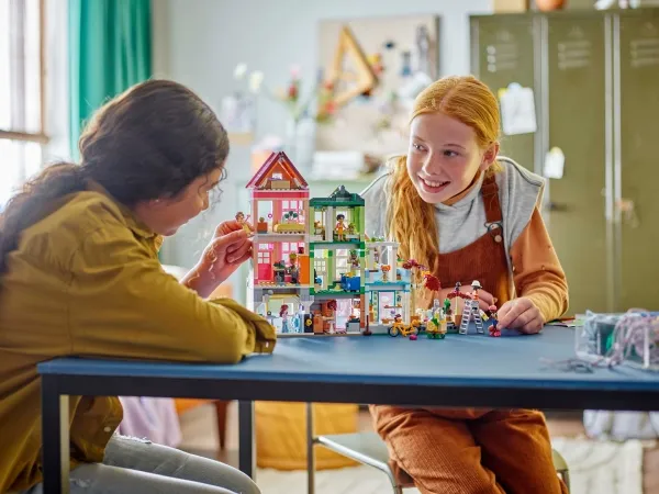 LEGO Friends 42670 Heartlake City lejligheder og butikker