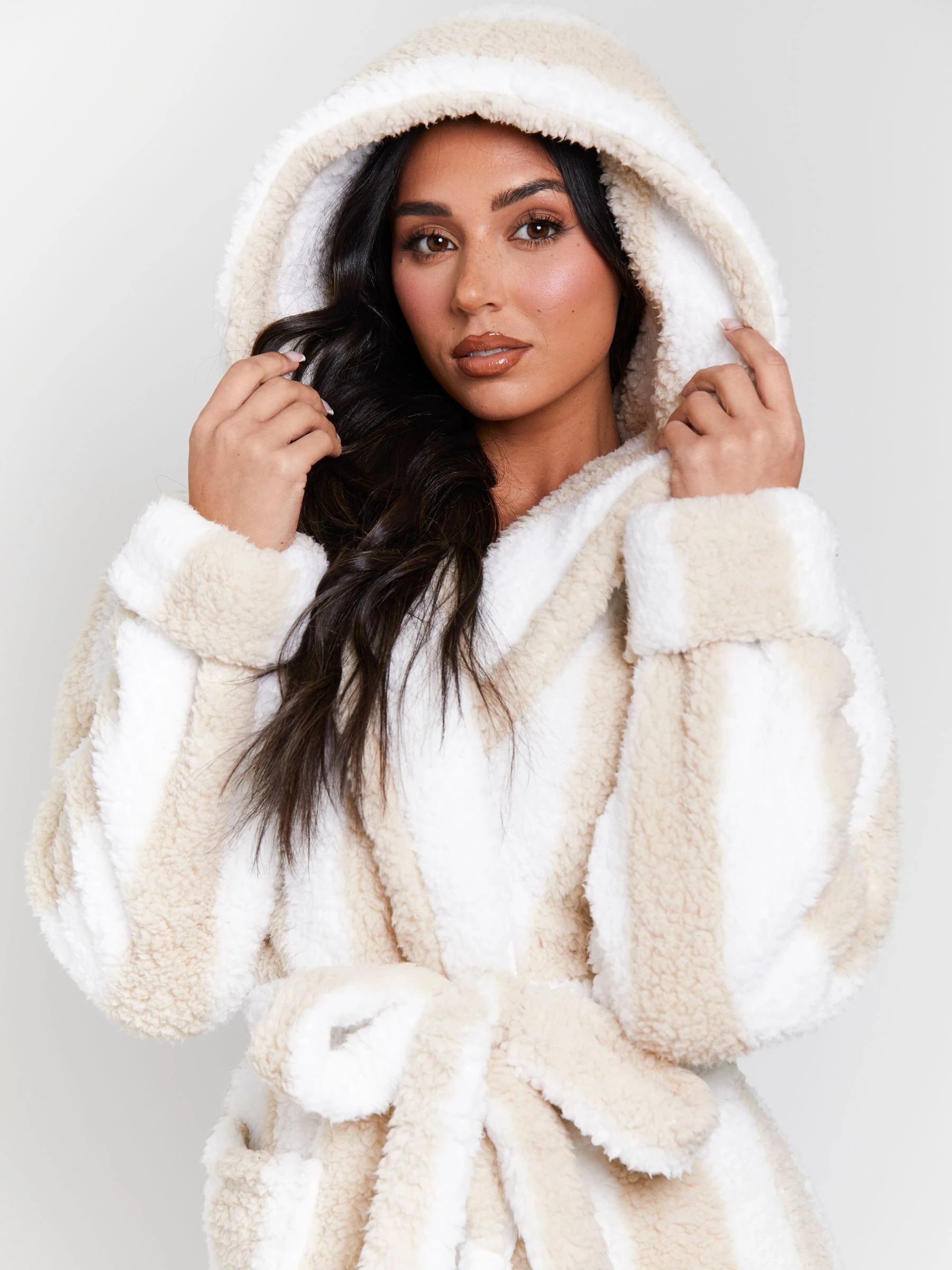 Bruin/wit - Loungeable - Dikke gestreepte midi-badjas met capuchon van sherpa