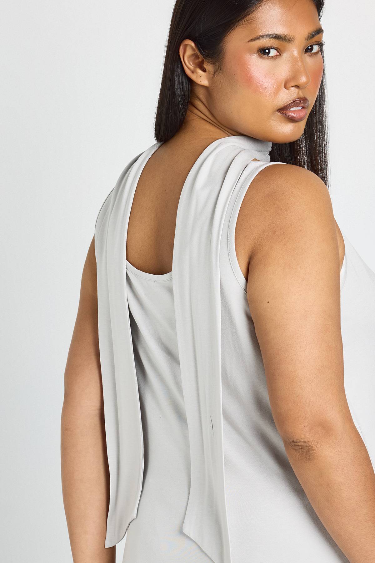 boohoo Débardeur Grande Taille À Encolure Dégagée Avec Foulard