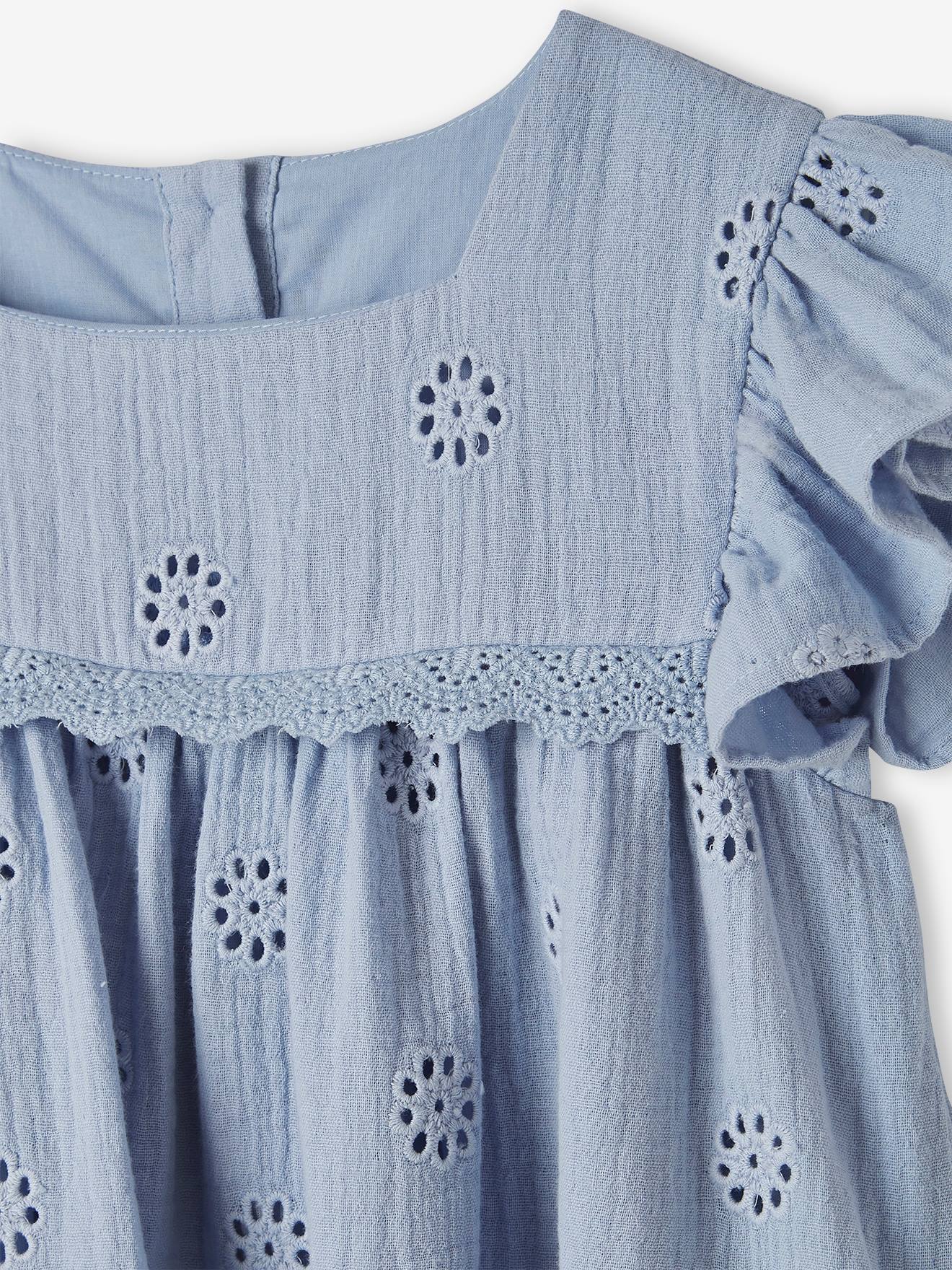 Vestido infantil em chiffon de algodão azul claro com bordado floral.