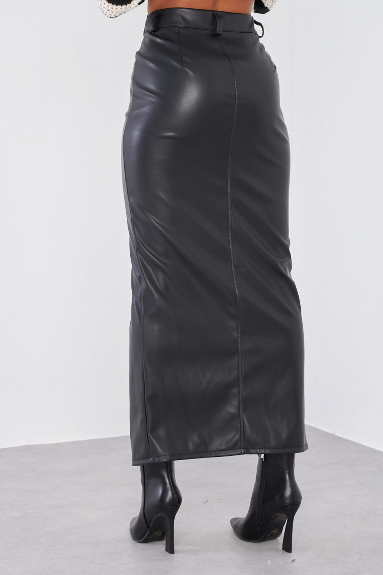 Jupe noire en simili cuir fendu
