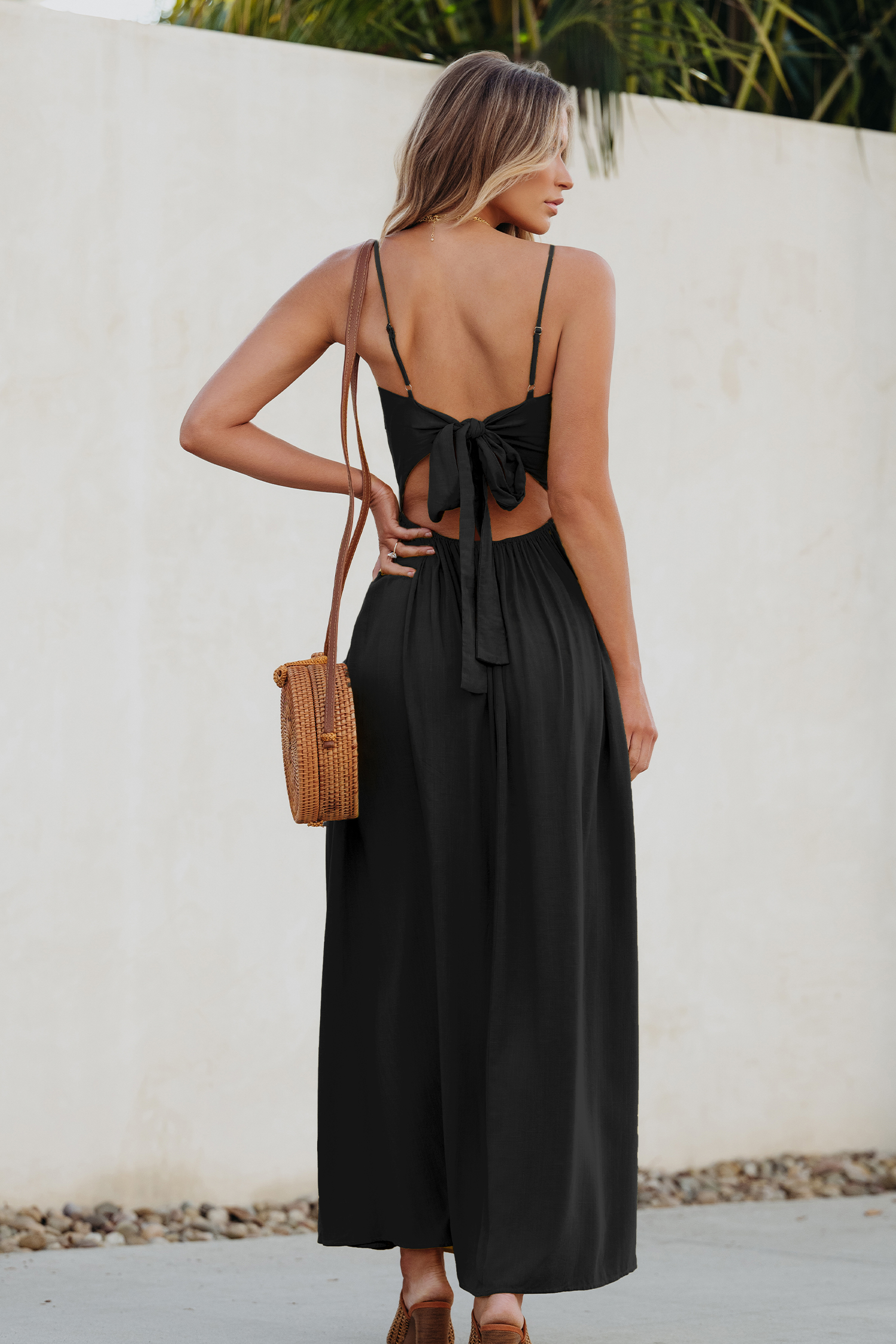 Robe maxi torsadée sur le devant avec trou de serrure noire