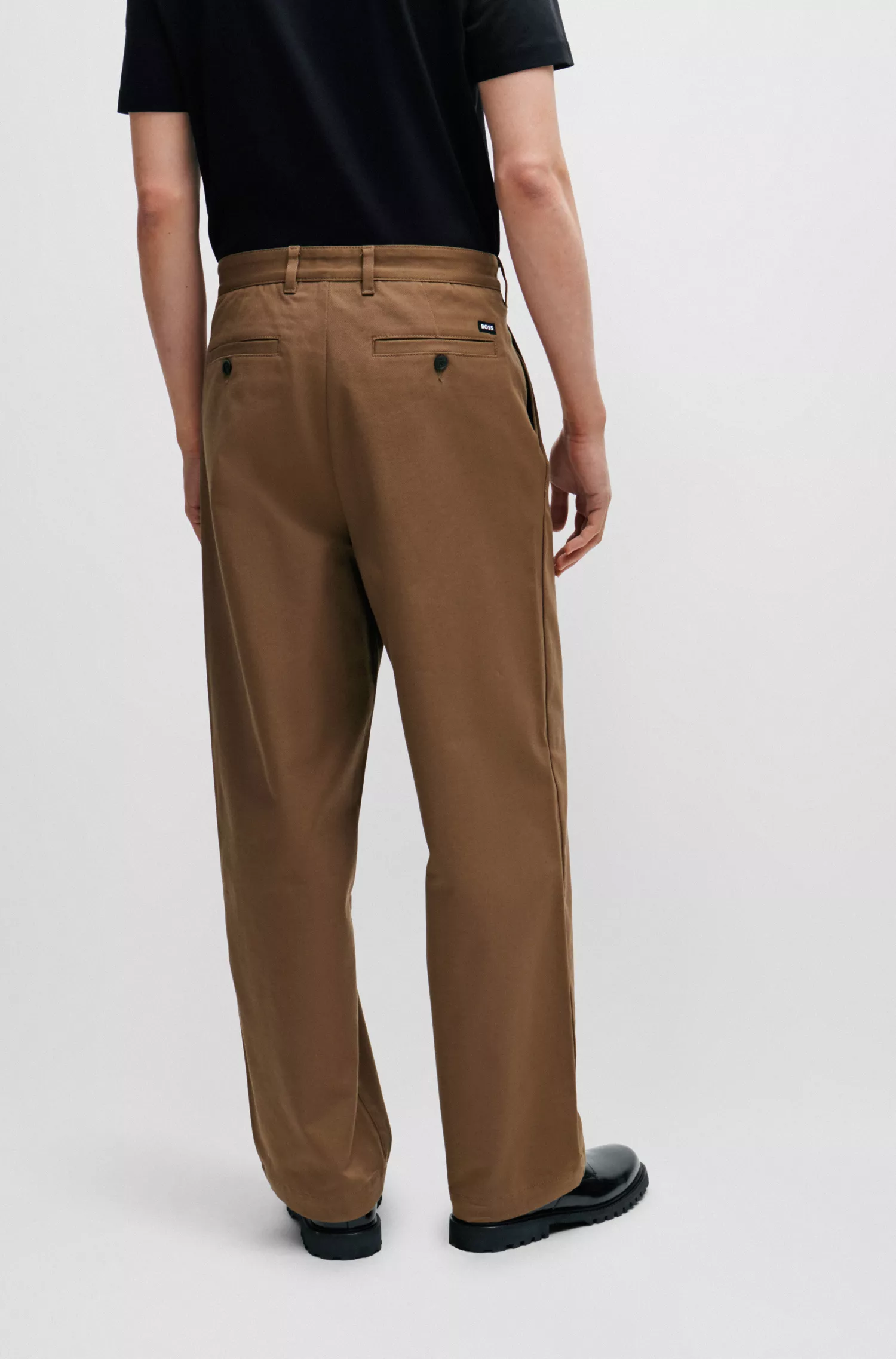 Calça BOSS preta de corte relaxado em sarja de algodão elástico