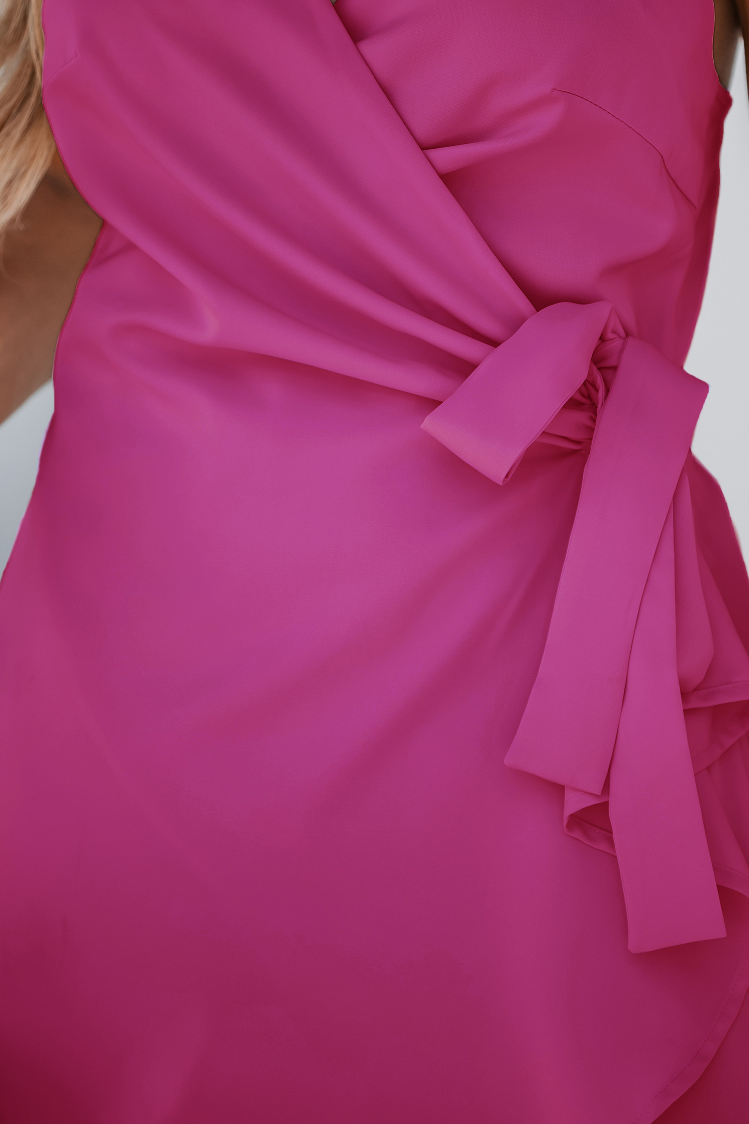 Robe mini à emballage et avec nœud rose vif