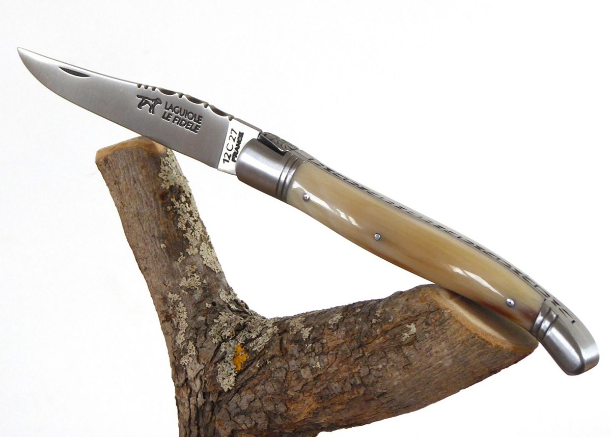 Couteau Laguiole bombé avec un manche en Corne blonde et mitres inox