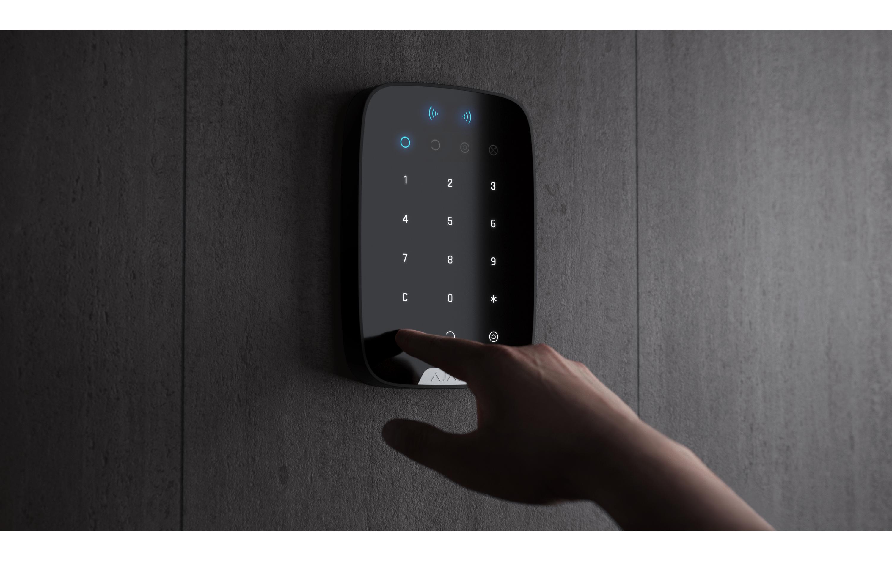 Baseline KeyPad Plus Jeweller Schwarz<br>Kabelloses Touch-Bedienteil mit Authentifizierung über Pass, Tag und Codes