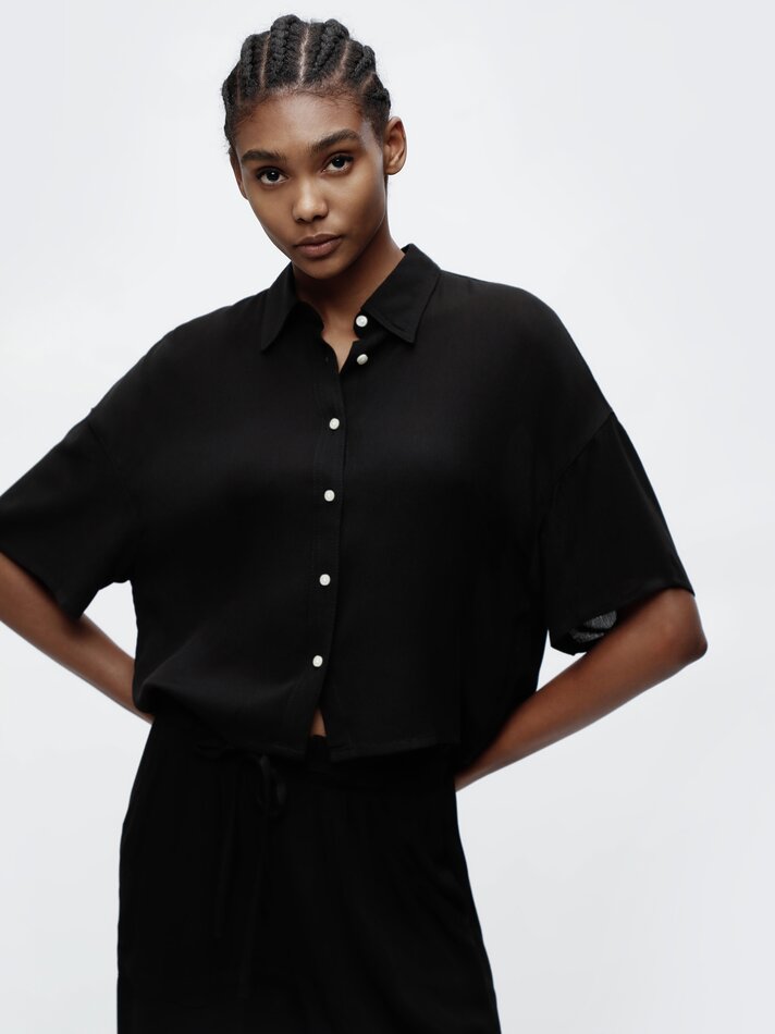 Camisa chambray cropped de manga curta - Preta