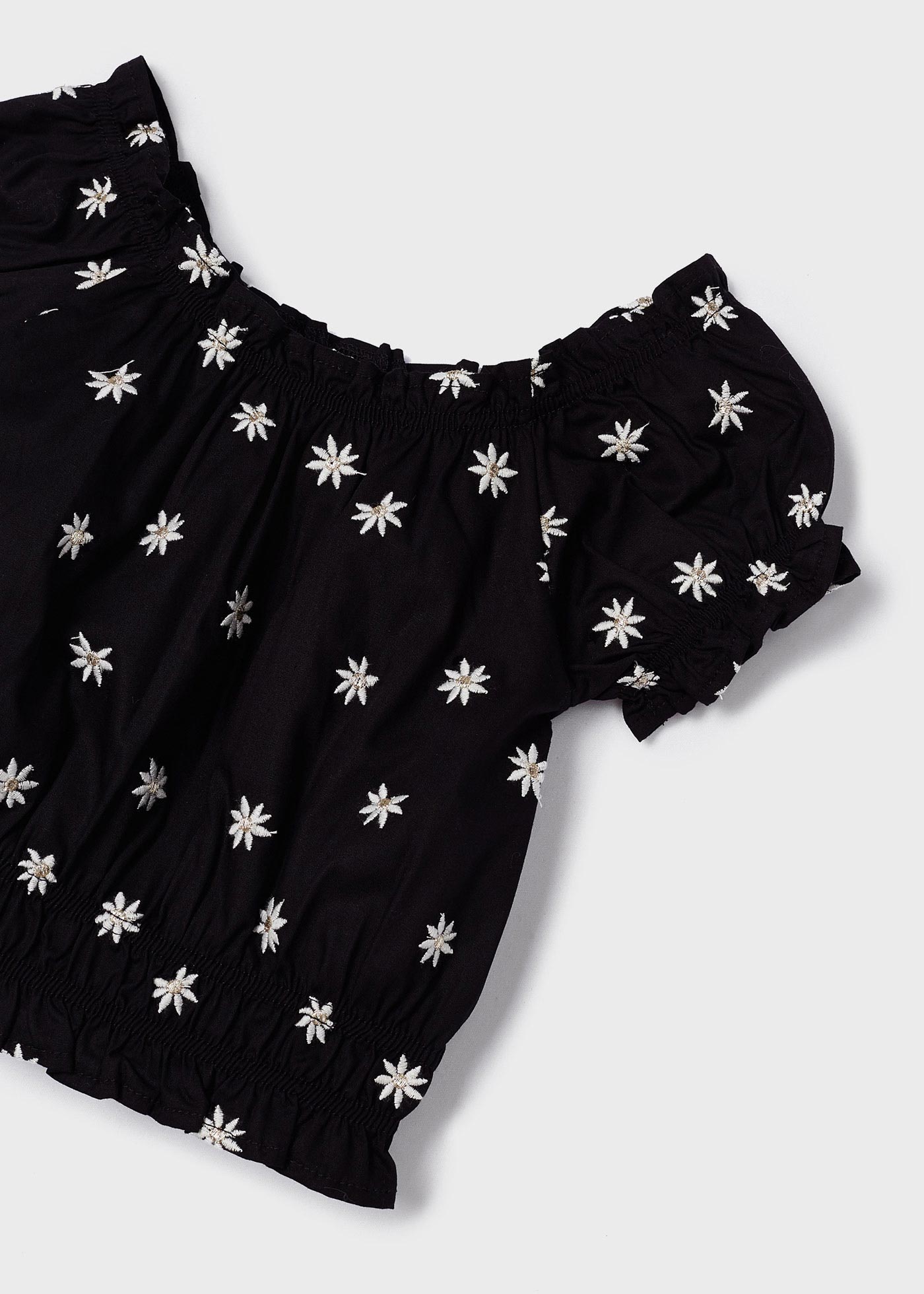 Blusa de manga curta com bordados para meninas