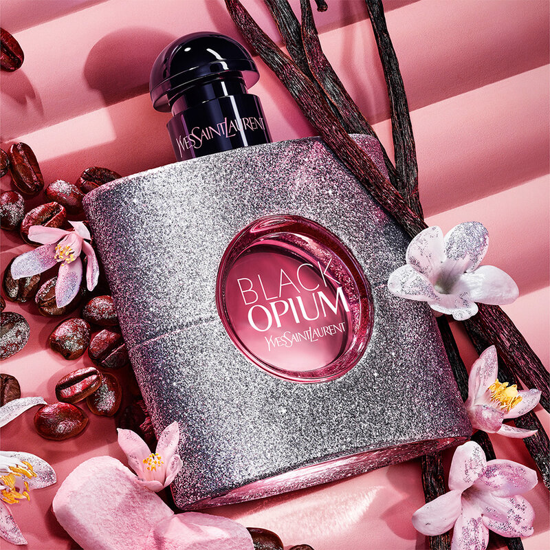Black Opium Eau De Parfum Glitter  LA NOUVELLE EAU DE PARFUM MARSHMALLOW MUSQUÉE.