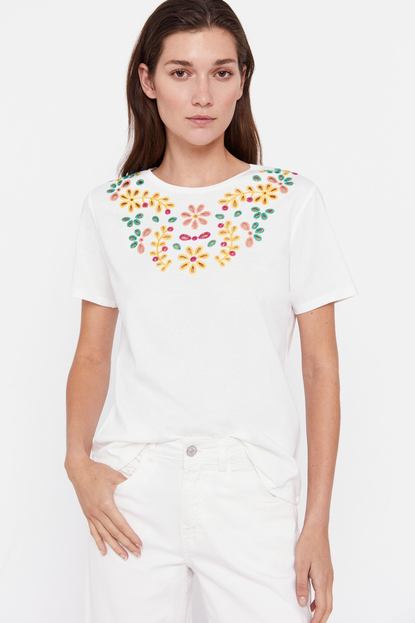Camiseta com bordado floral - Estampa branca