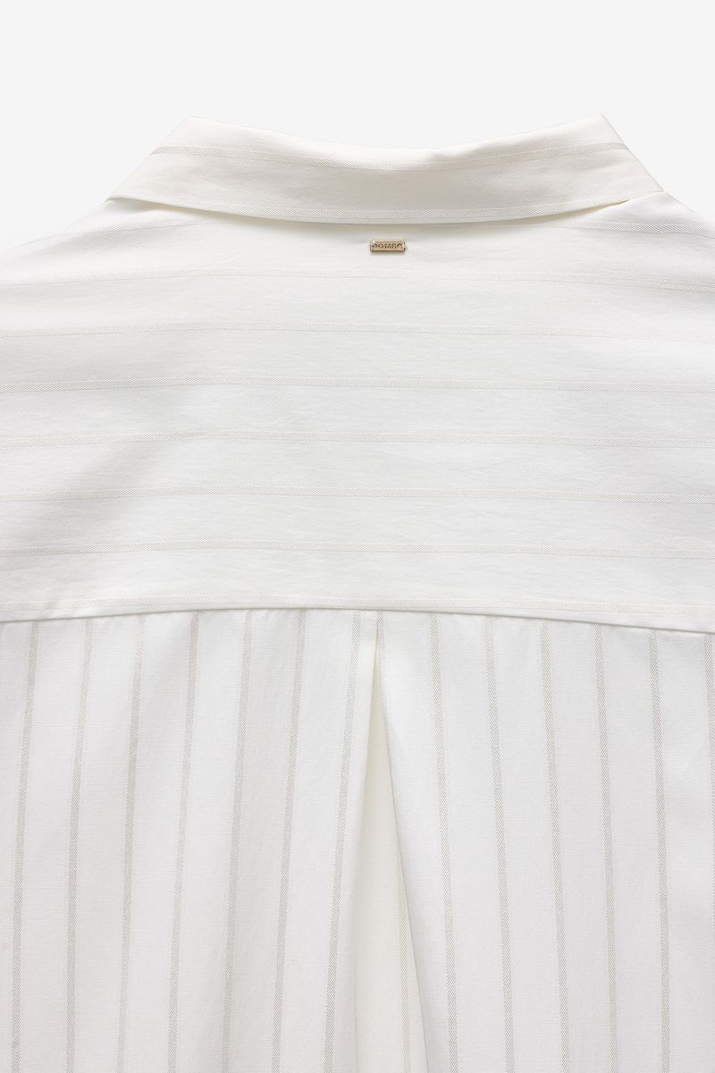 CAMISA LARGA ACETINADA COM RISCAS