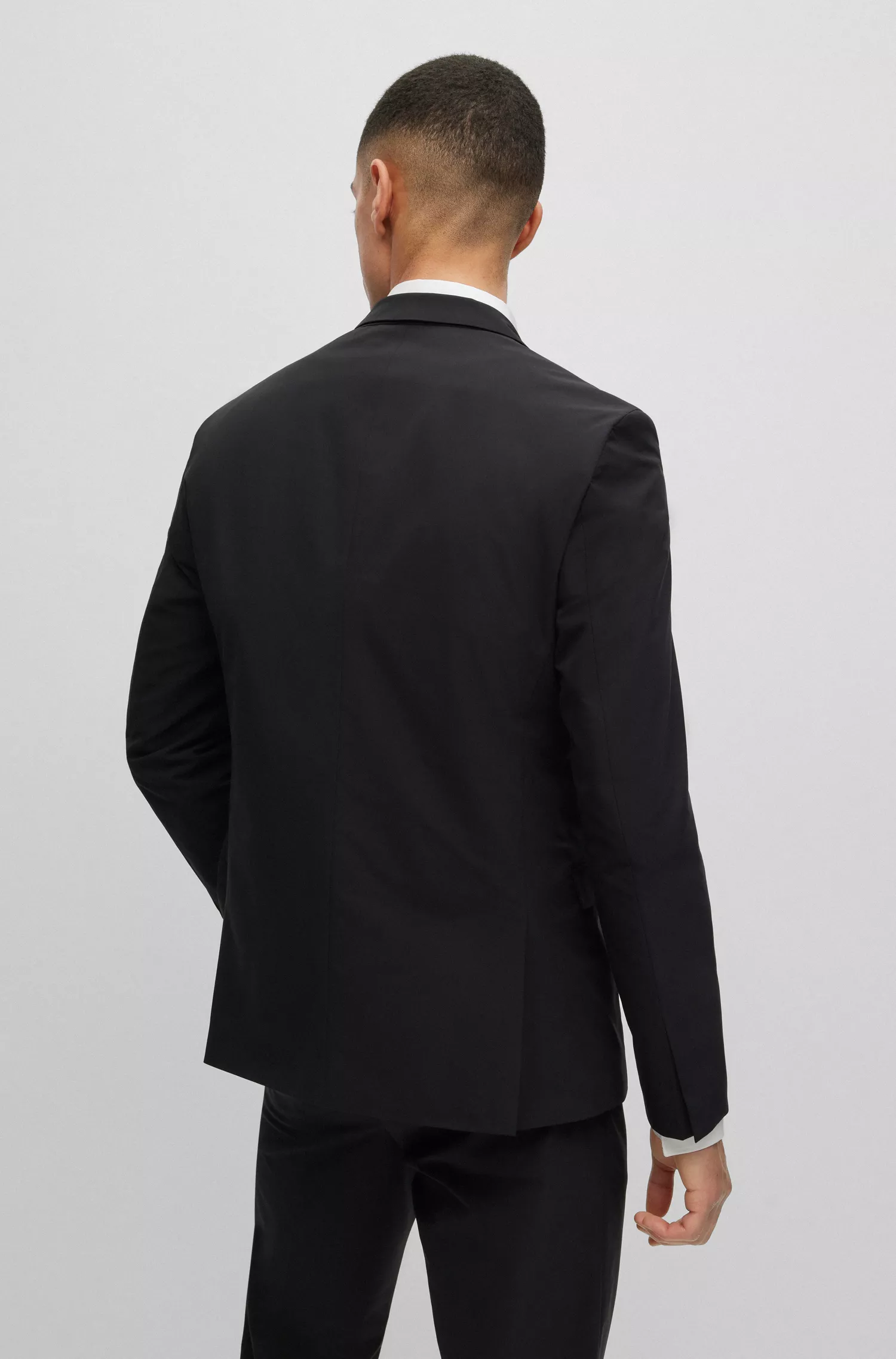 Terno HUGO vermelho, dobrável e extra-slim em tecido elástico de alta performance.