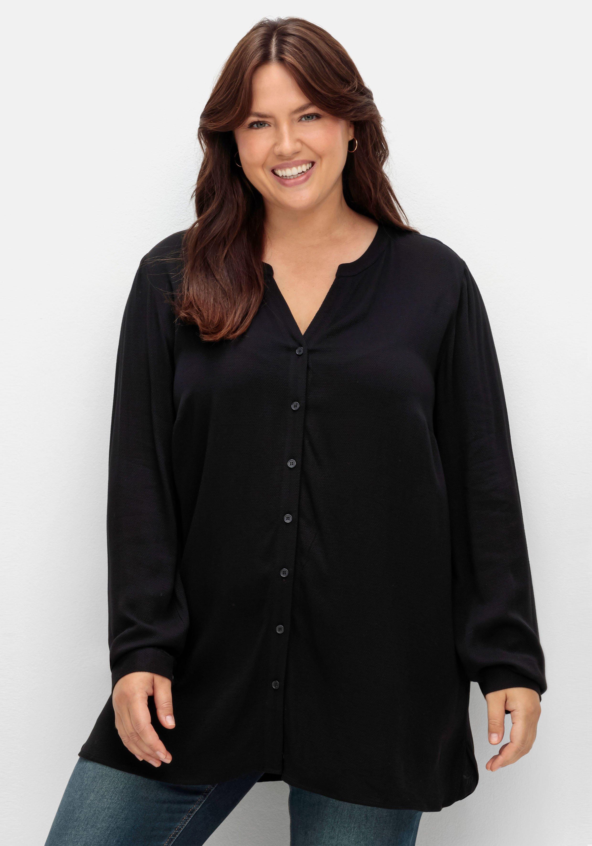 Bluse in strukturierter Optik, mit Stickerei am Saum